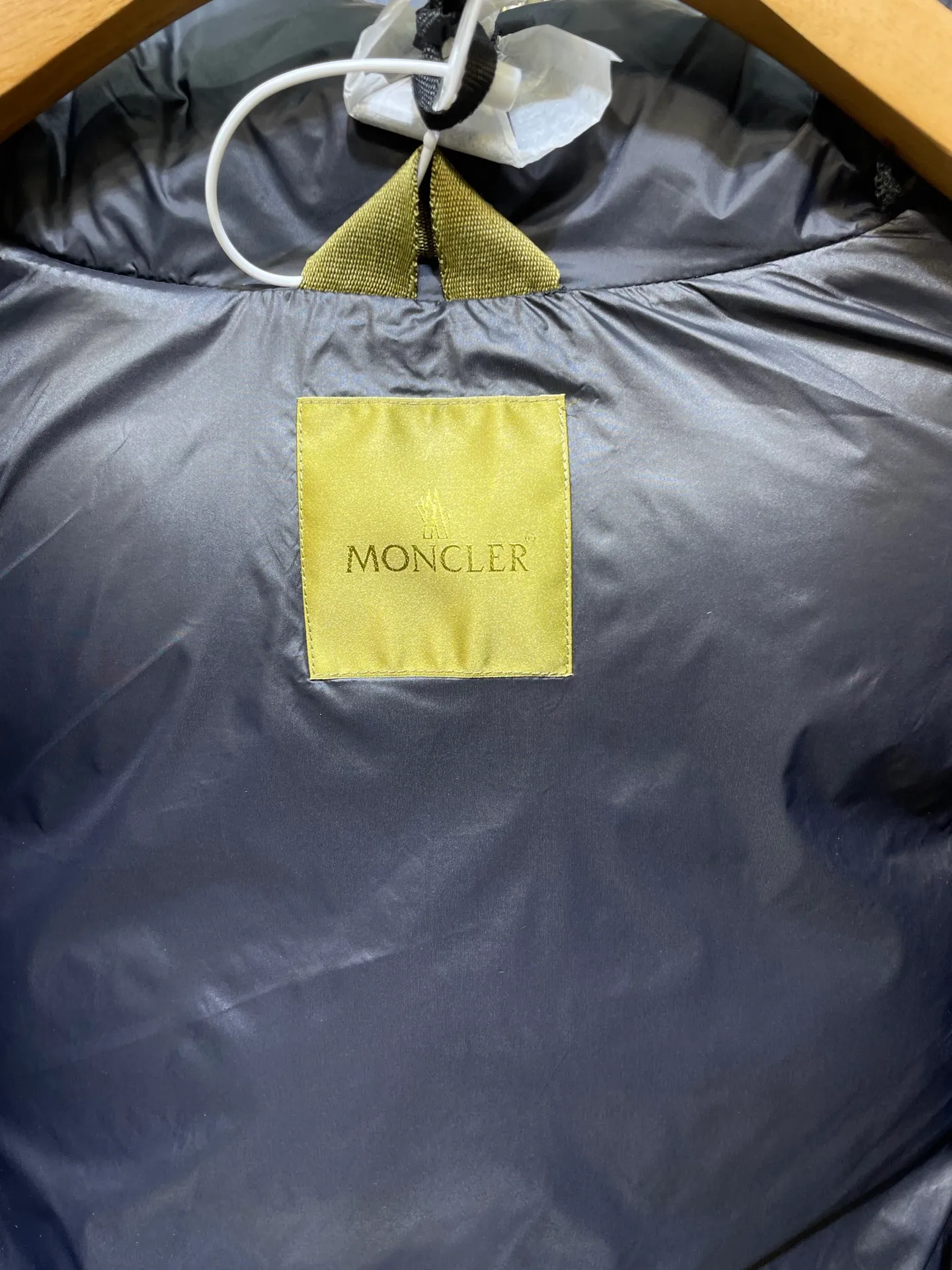 P1160 moncler 🌟Special grade 1940 autumn and winter new down jacket with detachable sleeves. Original customized hardware accessories are all imported and customized. Welcome to compare. Absolutely high quality. Made of top-grade 90 white duck down. Super soft. Filled with fluffy and full feathers. Super heavy-duty. Fabric workmanship and perfect pattern. Note that the fabric is super comfortable. Exclusive model. Non-market product. Same size for men and women. Size: 12345