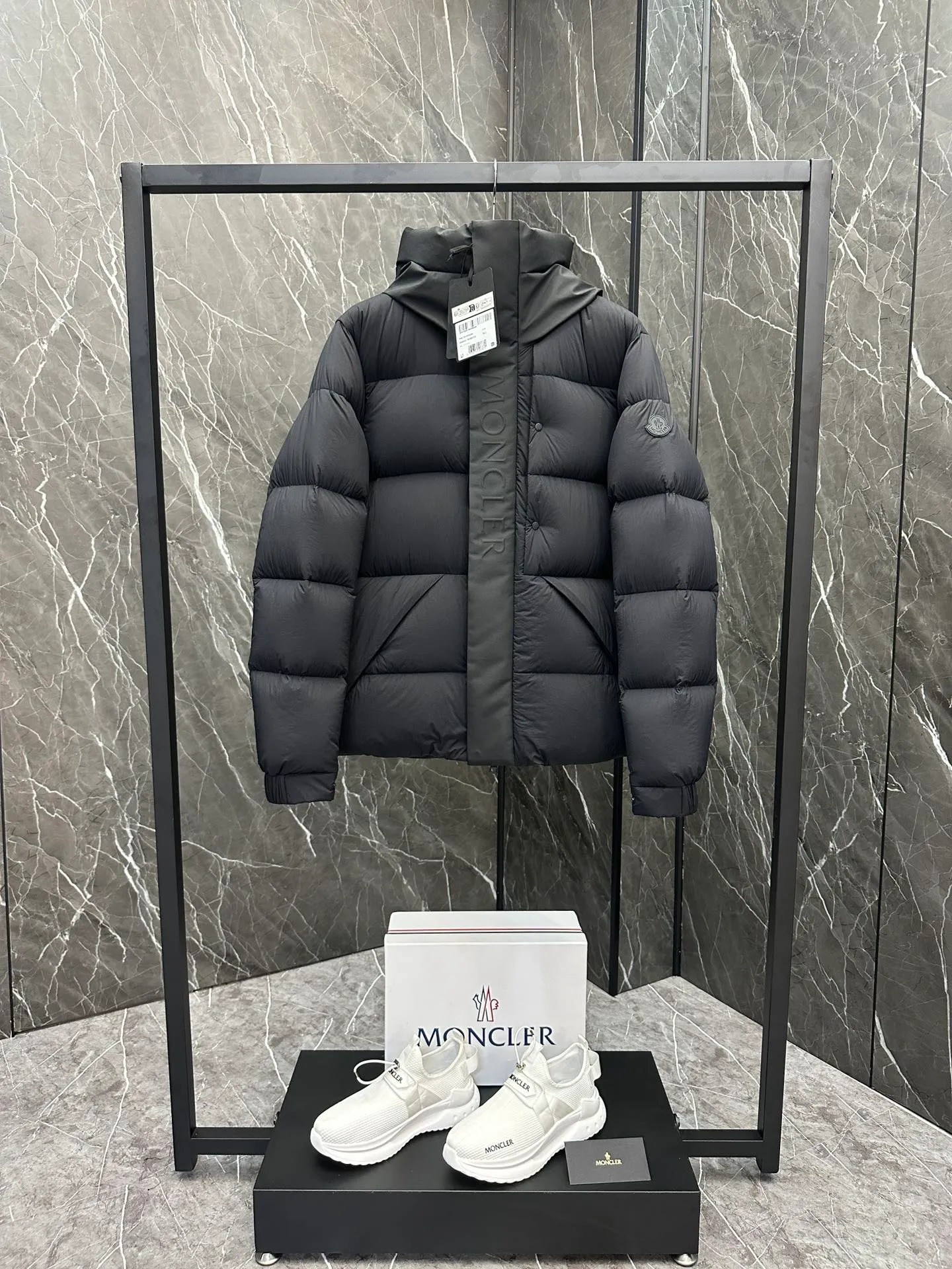 P760 ⬆️Moncler Madeira Black Warrior Short Men's Down Jacket Jacket (⚠️You can compare my products with the whole network, if you lose, I will give it to you for free❗️❗️) Madeira men's short down jacket is specially designed for adventure, bringing you warmth and care.  The Madeira short down jacket is designed for modern men who value functionality and aesthetics, and is suitable for many occasions such as street or skiing. Made from functional, tight nylon longue saison fabric with a padded hood and windshield for added protection. Details •Made in longue saison fabric •Nylon laqué lining •Filled with down •Hood •Embossed logo lettering •Snap and zipper closure •Pockets with zippers and snaps •Elastic drawstring hem •Logo patch Size: 1-5 Available in three colors Style No. D9878067680
