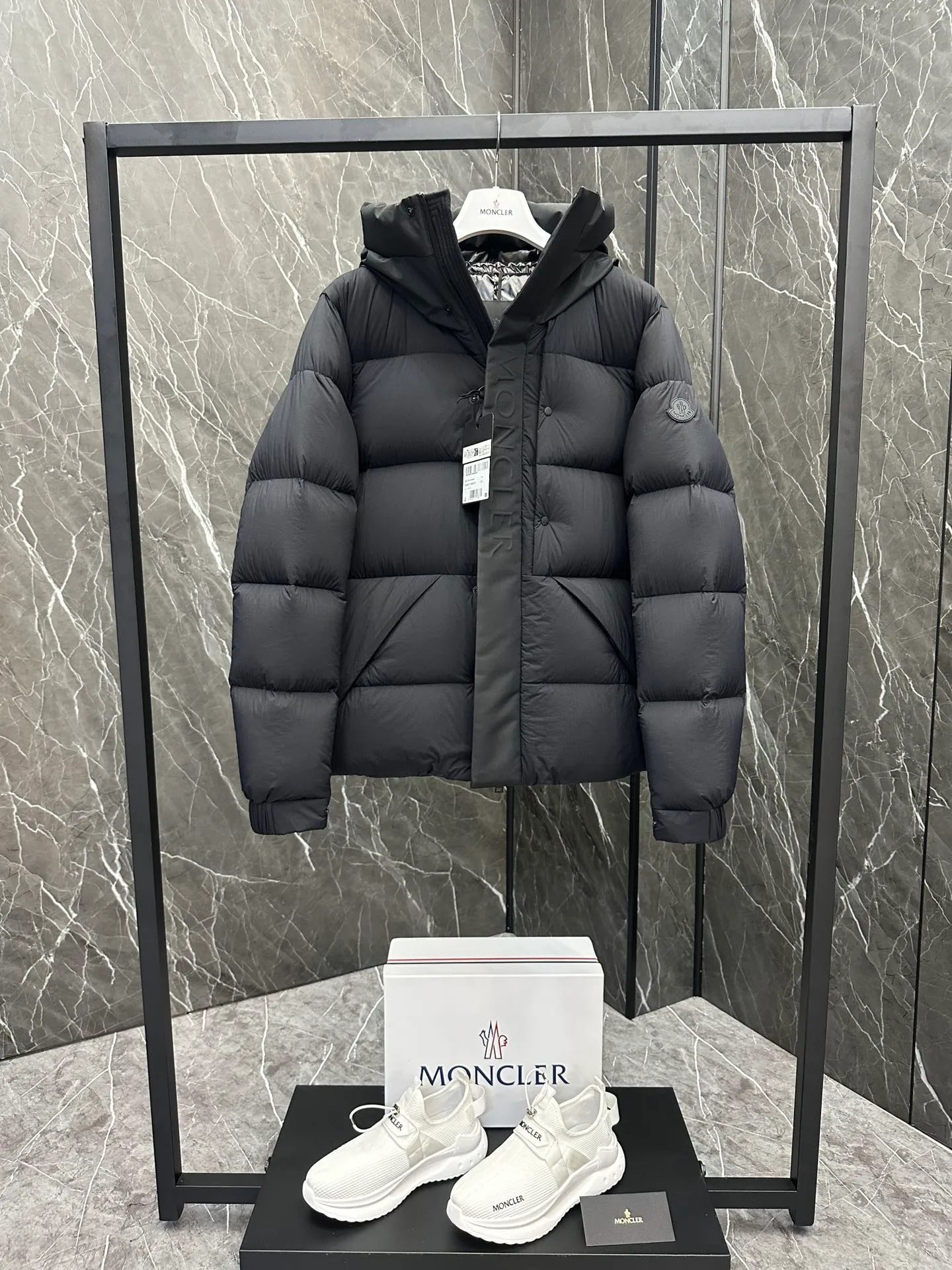 P760 ⬆️Moncler Madeira Black Warrior Short Men's Down Jacket Jacket (⚠️You can compare my products with the whole network, if you lose, I will give it to you for free❗️❗️) Madeira men's short down jacket is specially designed for adventure, bringing you warmth and care.  The Madeira short down jacket is designed for modern men who value functionality and aesthetics, and is suitable for many occasions such as street or skiing. Made from functional, tight nylon longue saison fabric with a padded hood and windshield for added protection. Details •Made in longue saison fabric •Nylon laqué lining •Filled with down •Hood •Embossed logo lettering •Snap and zipper closure •Pockets with zippers and snaps •Elastic drawstring hem •Logo patch Size: 1-5 Available in three colors Style No. D9878067680