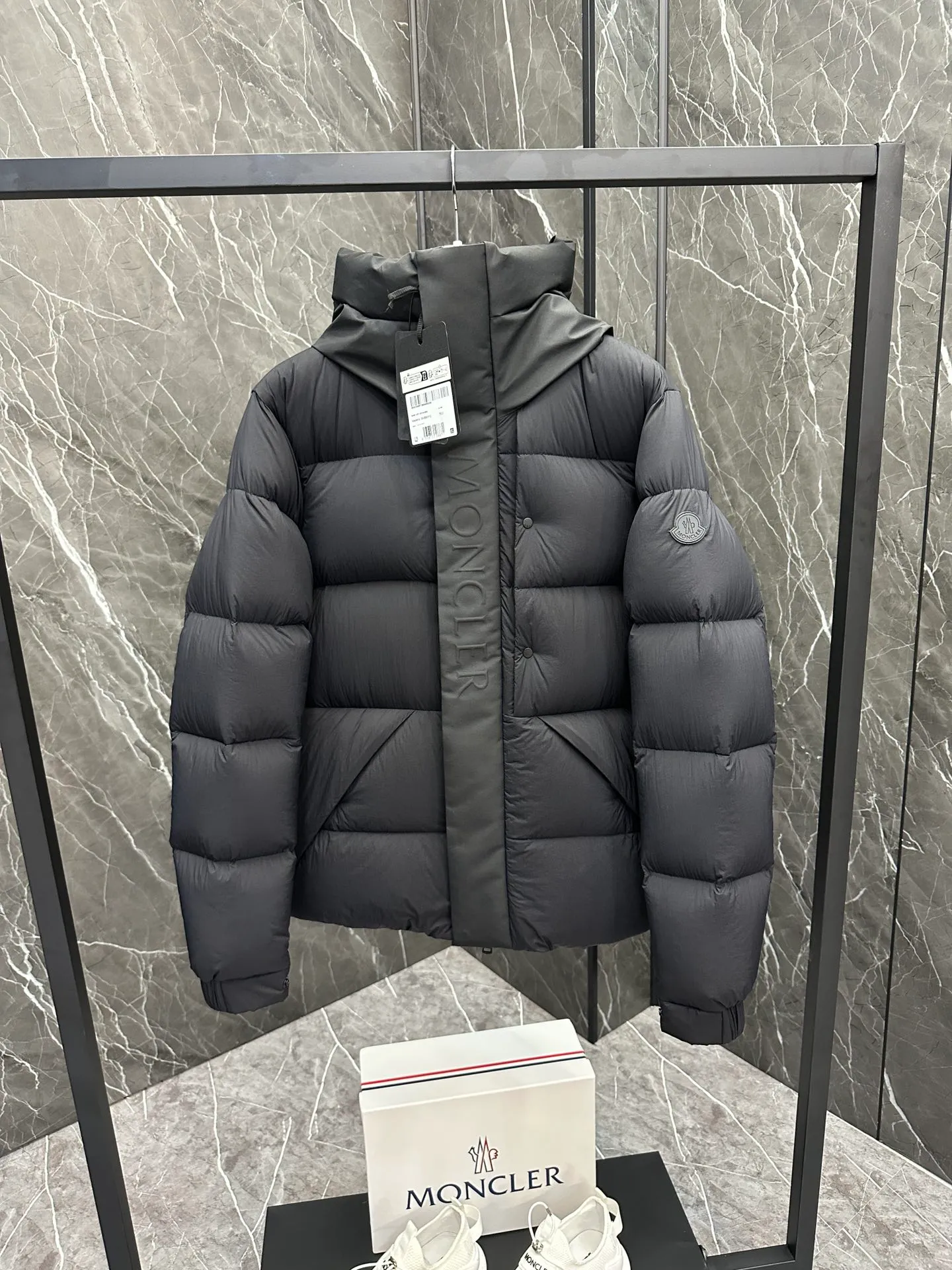 P760 ⬆️Moncler Madeira Black Warrior Short Men's Down Jacket Jacket (⚠️You can compare my products with the whole network, if you lose, I will give it to you for free❗️❗️) Madeira men's short down jacket is specially designed for adventure, bringing you warmth and care.  The Madeira short down jacket is designed for modern men who value functionality and aesthetics, and is suitable for many occasions such as street or skiing. Made from functional, tight nylon longue saison fabric with a padded hood and windshield for added protection. Details •Made in longue saison fabric •Nylon laqué lining •Filled with down •Hood •Embossed logo lettering •Snap and zipper closure •Pockets with zippers and snaps •Elastic drawstring hem •Logo patch Size: 1-5 Available in three colors Style No. D9878067680