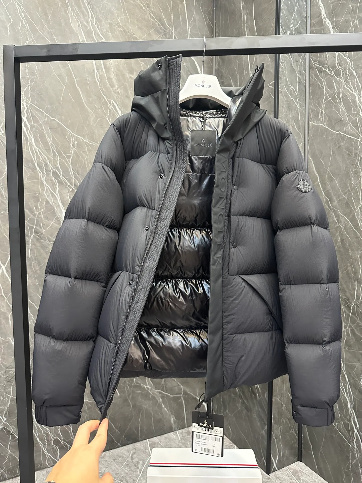 P760 ⬆️Moncler Madeira Black Warrior Short Men's Down Jacket Jacket (⚠️You can compare my products with the whole network, if you lose, I will give it to you for free❗️❗️) Madeira men's short down jacket is specially designed for adventure, bringing you warmth and care.  The Madeira short down jacket is designed for modern men who value functionality and aesthetics, and is suitable for many occasions such as street or skiing. Made from functional, tight nylon longue saison fabric with a padded hood and windshield for added protection. Details •Made in longue saison fabric •Nylon laqué lining •Filled with down •Hood •Embossed logo lettering •Snap and zipper closure •Pockets with zippers and snaps •Elastic drawstring hem •Logo patch Size: 1-5 Available in three colors Style No. D9878067680