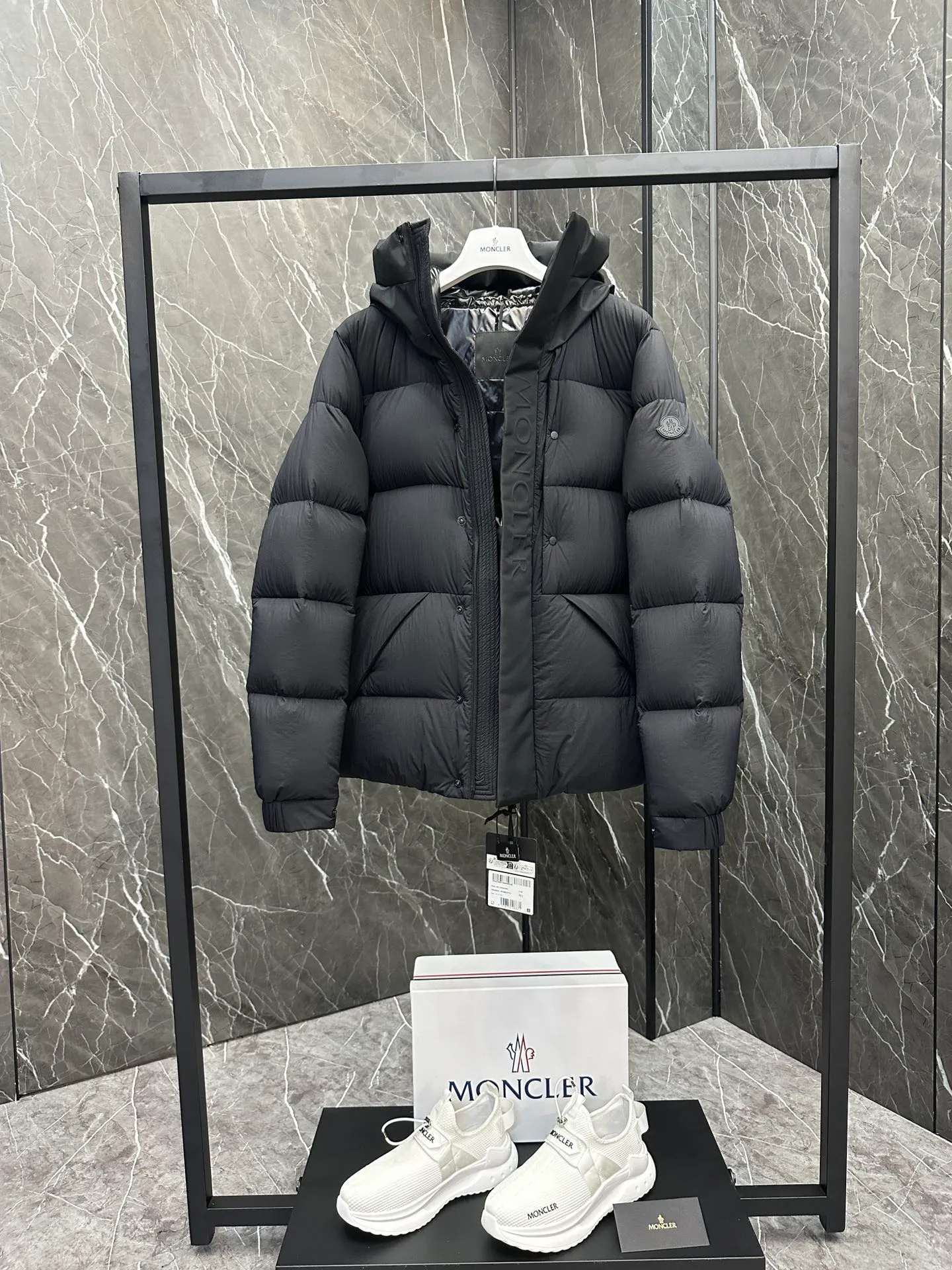 P760 ⬆️Moncler Madeira Black Warrior Short Men's Down Jacket Jacket (⚠️You can compare my products with the whole network, if you lose, I will give it to you for free❗️❗️) Madeira men's short down jacket is specially designed for adventure, bringing you warmth and care.  The Madeira short down jacket is designed for modern men who value functionality and aesthetics, and is suitable for many occasions such as street or skiing. Made from functional, tight nylon longue saison fabric with a padded hood and windshield for added protection. Details •Made in longue saison fabric •Nylon laqué lining •Filled with down •Hood •Embossed logo lettering •Snap and zipper closure •Pockets with zippers and snaps •Elastic drawstring hem •Logo patch Size: 1-5 Available in three colors Style No. D9878067680