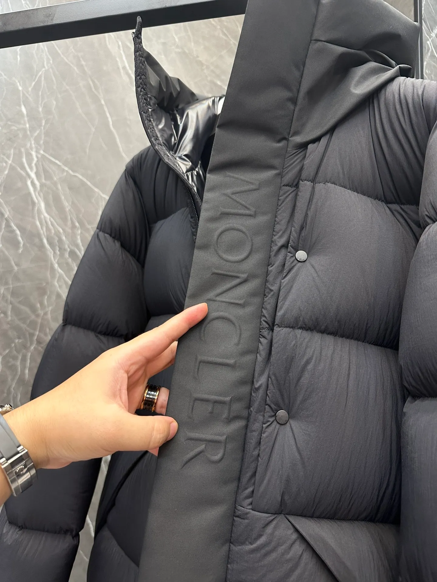 P760 ⬆️Moncler Madeira Black Warrior Short Men's Down Jacket Jacket (⚠️You can compare my products with the whole network, if you lose, I will give it to you for free❗️❗️) Madeira men's short down jacket is specially designed for adventure, bringing you warmth and care.  The Madeira short down jacket is designed for modern men who value functionality and aesthetics, and is suitable for many occasions such as street or skiing. Made from functional, tight nylon longue saison fabric with a padded hood and windshield for added protection. Details •Made in longue saison fabric •Nylon laqué lining •Filled with down •Hood •Embossed logo lettering •Snap and zipper closure •Pockets with zippers and snaps •Elastic drawstring hem •Logo patch Size: 1-5 Available in three colors Style No. D9878067680
