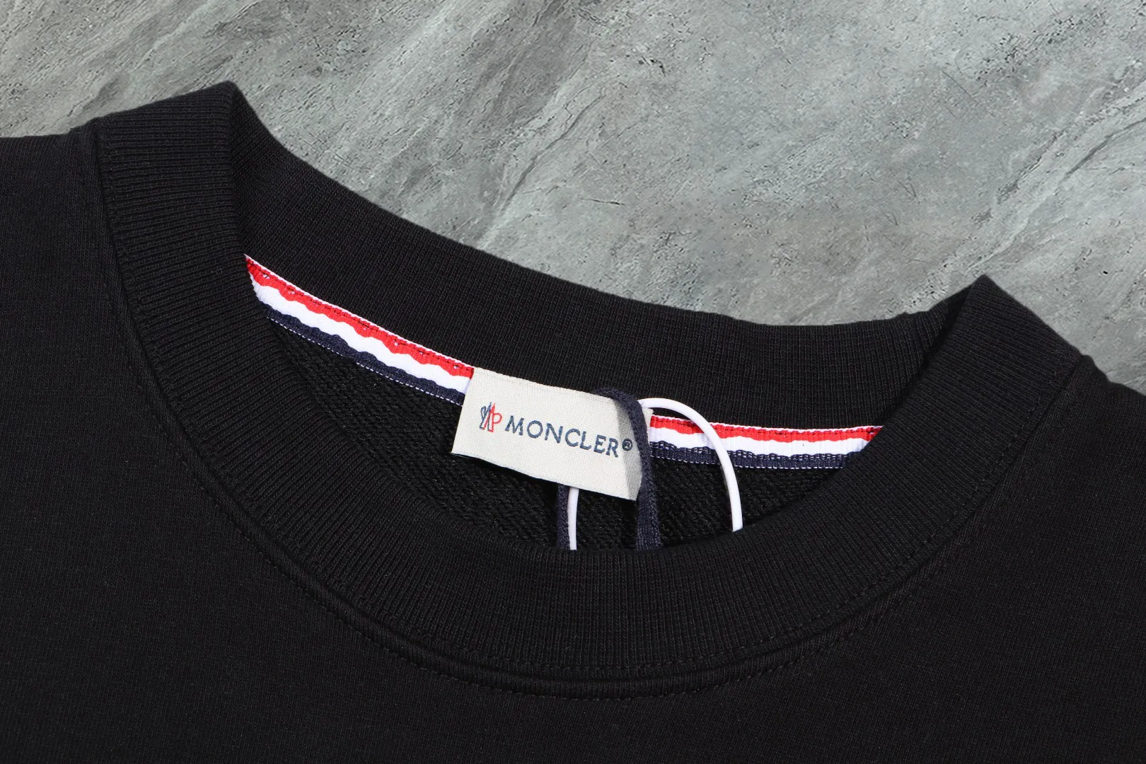 P210 high version sweatshirt) 📦Support exchange after the year📦 [Long-term ready stock] 〖 𝐌𝐎𝐍𝐂𝐋𝐄𝐑~Mask〗 Made of 440g heavyweight fabric Different from the market currency, you can match it with anything and it will be handsome😎The whole dress is made of double waistcoats. The double waistcoat method makes the whole dress more three-dimensional. It is not something that ordinary factories can do. 2025 T stage spring catwalk version, on sale at the counter, round neck terry sweatshirt. High-end double-strand pure cotton. Customized stretch ribs are dyed in the same vat. Complete with three standards. Matched with exquisite embroidered LOGO on the chest, simple and advanced. Same style for men and women. Color: black, apricot, white Size: S M L XL 2XL