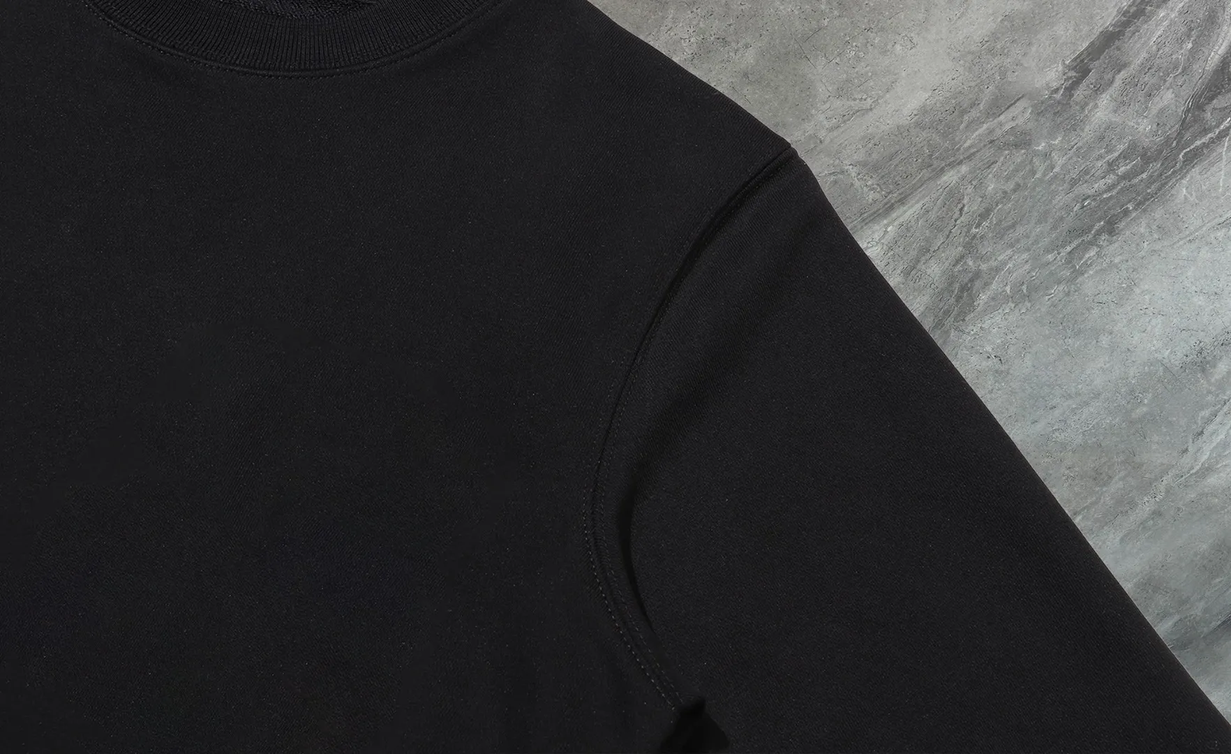 P210 high version sweatshirt) 📦Support exchange after the year📦 [Long-term ready stock] 〖 𝐌𝐎𝐍𝐂𝐋𝐄𝐑~Mask〗 Made of 440g heavyweight fabric Different from the market currency, you can match it with anything and it will be handsome😎The whole dress is made of double waistcoats. The double waistcoat method makes the whole dress more three-dimensional. It is not something that ordinary factories can do. 2025 T stage spring catwalk version, on sale at the counter, round neck terry sweatshirt. High-end double-strand pure cotton. Customized stretch ribs are dyed in the same vat. Complete with three standards. Matched with exquisite embroidered LOGO on the chest, simple and advanced. Same style for men and women. Color: black, apricot, white Size: S M L XL 2XL