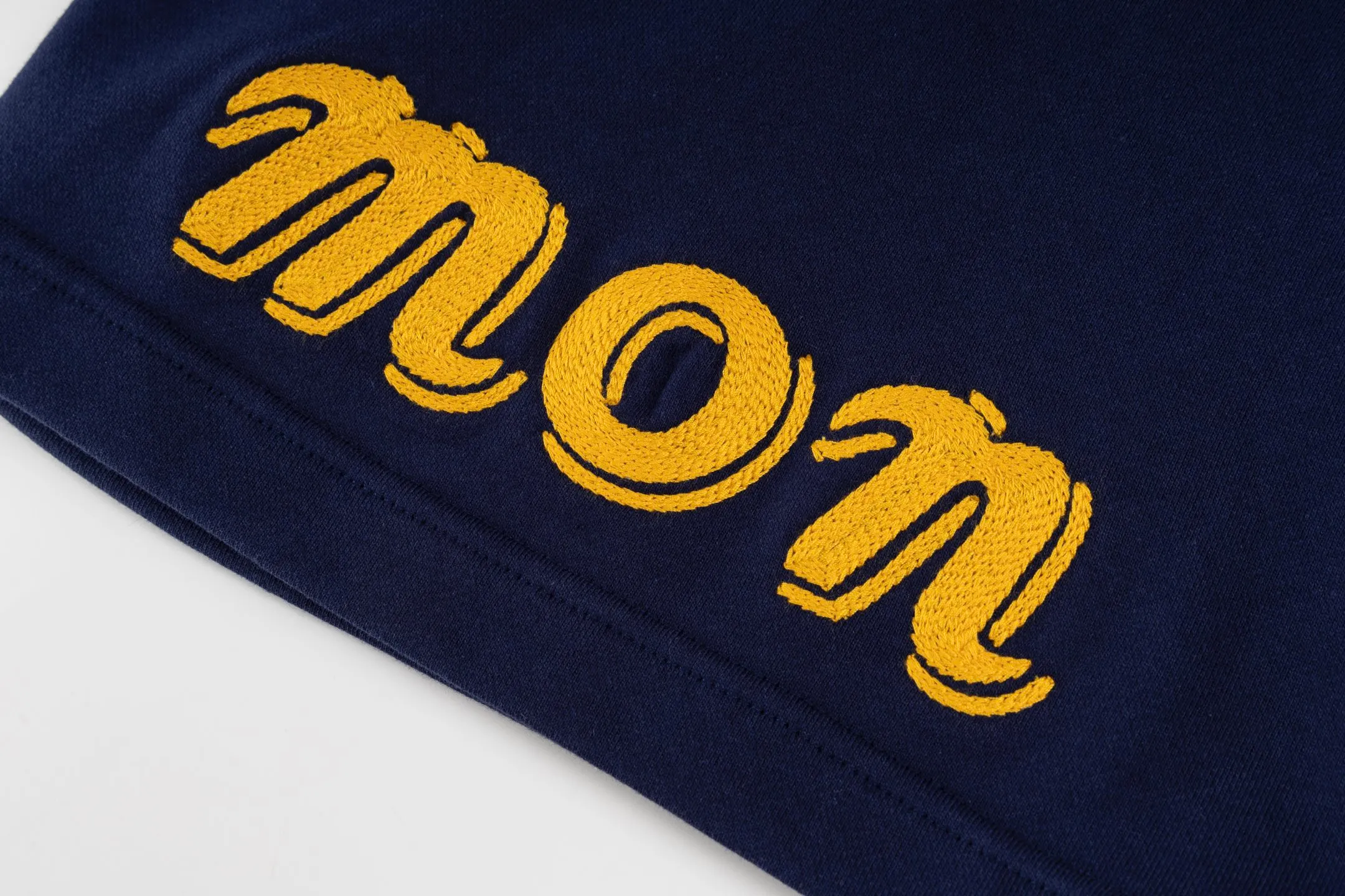 P300 [Exclusive supply] Moncler Mouthless Three-Party Joint Shorts (Navy Blue) The fabric is made of single-sided fish-scale fabric woven with cotton as the base. The front is a smooth knitted surface, and the skin-contacting surface is formed into three-dimensional terry through the floating knitting technology of the knitting machine, which increases the fluffiness and has a delicate touch. The terry structure absorbs a large amount of water and evaporates quickly, so it is not easy to loosen and deform after repeated washing. The letters LOGO are embroidered on the back panel using 16,000 needles + 18,000 needles on the embroidery machine. The double-axis linear guide drives the embroidery frame, and the frame moving accuracy can reach 0.01mm/P, ensuring precise positioning of the embroidery pattern. By actively interfering with the shrinkage potential of cotton fibers, the fabric is able to transition from changeable to stable, improving dimensional stability while being less prone to deformation and wrinkles. Size:S-M-L-XL