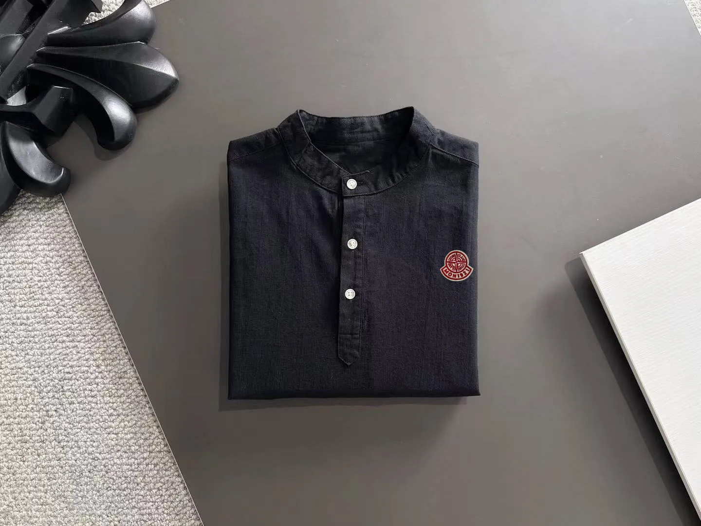 Next day shipment P360 MONCLER/Mongolian joint Stone Island Exclusive launch of 25ss new autumn and winter long sleeves Many celebrities have the same style. Craftsmanship that ordinary small workshops cannot copy. We are not afraid of any challenges in terms of materials, detail restoration and craftsmanship, just to provide you with wonderful products. Compare the top original versions at will. No expense is spared just to make it better. Unique imported fabric feel. Purely imported German machine production. Precision operation and 10,000-needle density. A complete set of new accessories with three standards for simultaneous customization. The upper body is versatile and fashionable. It is a perfect choice for autumn and winter. It is a must-have item. Size chart: M to XXXL (or please state your height and weight when placing an order)