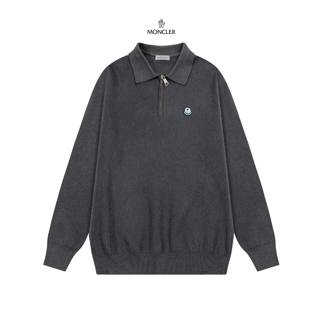 P250 Moncler masked zipper lapel sweater, the latest 2025 casual Polo wool sweater.  The texture is delicate, soft and comfortable, skin-friendly and warm, not easy to deform, simple and high-end style, and the logo on the chest is very exquisite and perfect! The upper body effect is very strong 👍 Color: black, gray Size: S-XL