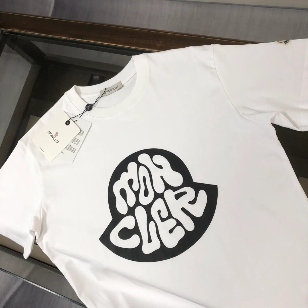 P160 MONCLER 2025 latest couple style round neck short-sleeved couple T-shirt, new spring and summer product, high quality 🔥🔥Three-dimensional logo letter logo printing technology on the chest! Fashionable and versatile trendy styles, customized imported fabrics! Comfortable to wear, breathable, fashionable without losing personality, the upper body is casual and casual, handsome and stylish, showing the temperament of a big brand. All three standards are complete! ! Color: Black White Size: S M L XL (Loose fit, please state your height and weight when placing an order)