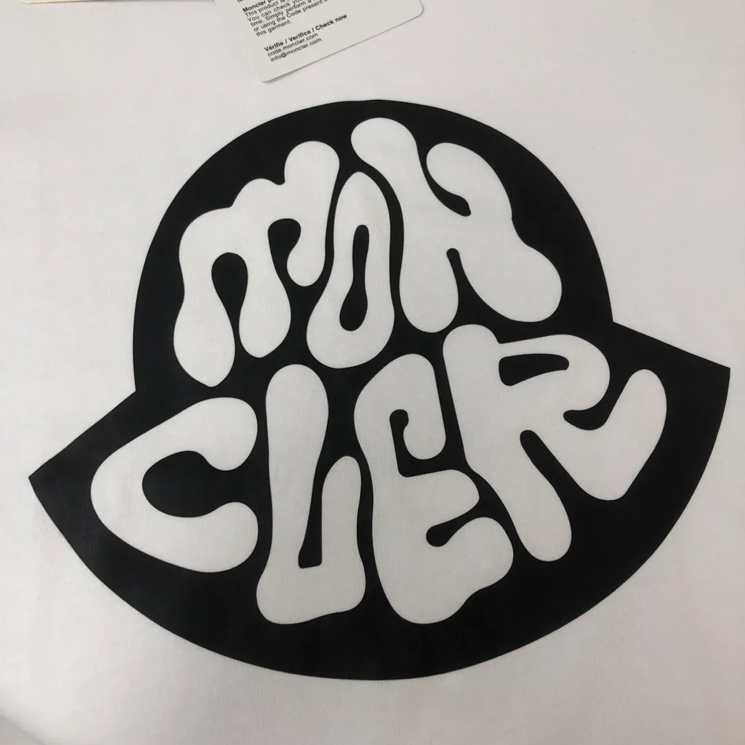 P160 MONCLER 2025 latest couple style round neck short-sleeved couple T-shirt, new spring and summer product, high quality 🔥🔥Three-dimensional logo letter logo printing technology on the chest! Fashionable and versatile trendy styles, customized imported fabrics! Comfortable to wear, breathable, fashionable without losing personality, the upper body is casual and casual, handsome and stylish, showing the temperament of a big brand. All three standards are complete! ! Color: Black White Size: S M L XL (Loose fit, please state your height and weight when placing an order)