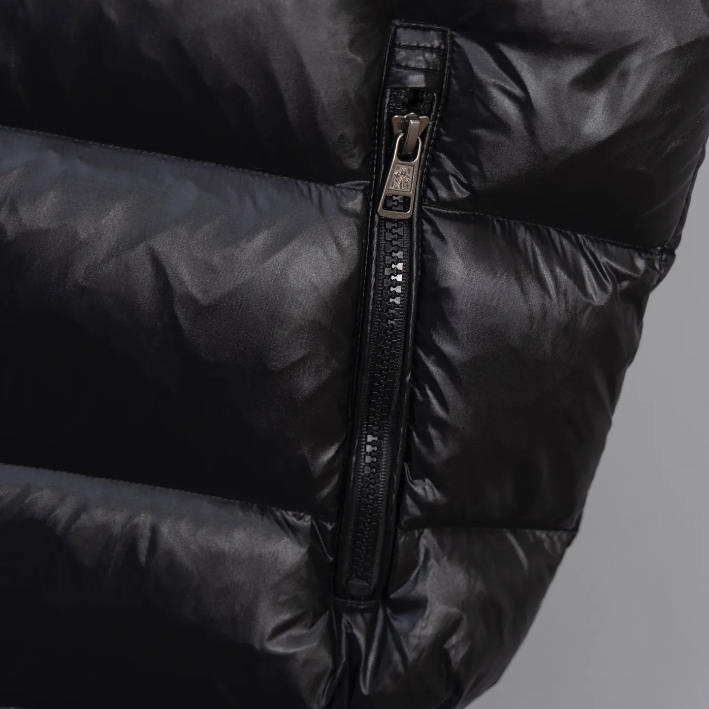 P570 2025 Autumn and Winter New Style🆕Down Jacket Top Purchasing Version𝐌𝐨𝐧𝐜𝐥𝐞𝐫 Mengkou Maya Classic Hooded Vest Top Top Genuine Exclusive Model‼ ️The inner-wearing tool for autumn and winter ❗️ A belated good product from the channel, basic style, can be worn alone or layered, it will have a more layered look! 1⃣️Gray nylon lining, full of down filling, international standard 90% white duck down + 10% feathers! High fluffiness and excellent warmth retention performance 👍 2⃣️The outer material is made of nylon fabric supplied by customers! Windproof and snowproof, with first-class feel and high density! It is not only breathable and comfortable to wear, but also has good anti-low temperature, anti-static and anti-wrinkle effects! 3⃣️The most classic and recognizable new stand-up collar design, with a detachable hood and brand logo embellishment, the upper body is very high-street style. 4⃣️The combination of zippers and hardware makes it more advanced! Electroplated hardware and two-way zipper fly can adjust the shape of the clothing and lock in temperature!
