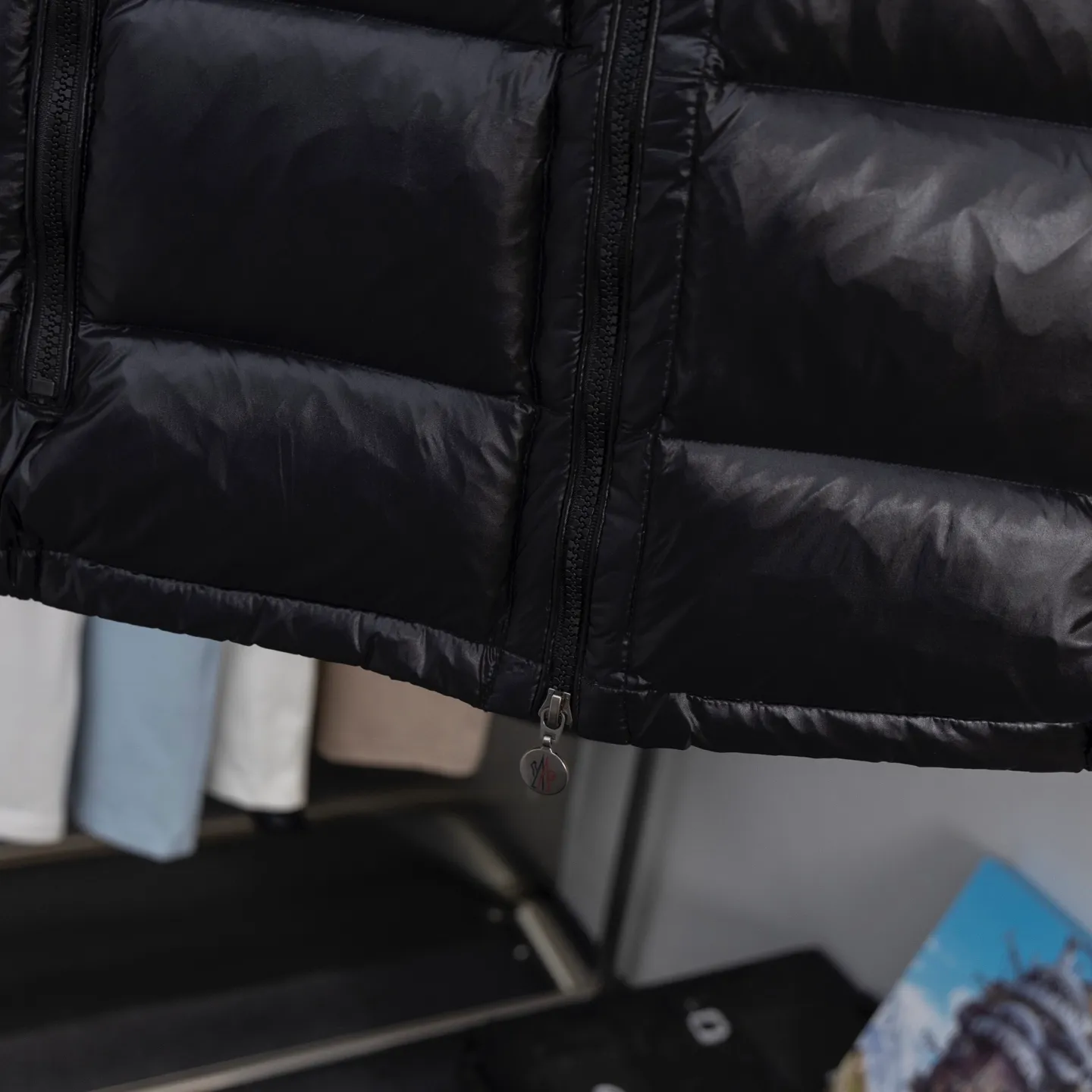 P570 2025 Autumn and Winter New Style🆕Down Jacket Top Purchasing Version𝐌𝐨𝐧𝐜𝐥𝐞𝐫 Mengkou Maya Classic Hooded Vest Top Top Genuine Exclusive Model‼ ️The inner-wearing tool for autumn and winter ❗️ A belated good product from the channel, basic style, can be worn alone or layered, it will have a more layered look! 1⃣️Gray nylon lining, full of down filling, international standard 90% white duck down + 10% feathers! High fluffiness and excellent warmth retention performance 👍 2⃣️The outer material is made of nylon fabric supplied by customers! Windproof and snowproof, with first-class feel and high density! It is not only breathable and comfortable to wear, but also has good anti-low temperature, anti-static and anti-wrinkle effects! 3⃣️The most classic and recognizable new stand-up collar design, with a detachable hood and brand logo embellishment, the upper body is very high-street style. 4⃣️The combination of zippers and hardware makes it more advanced! Electroplated hardware and two-way zipper fly can adjust the shape of the clothing and lock in temperature!