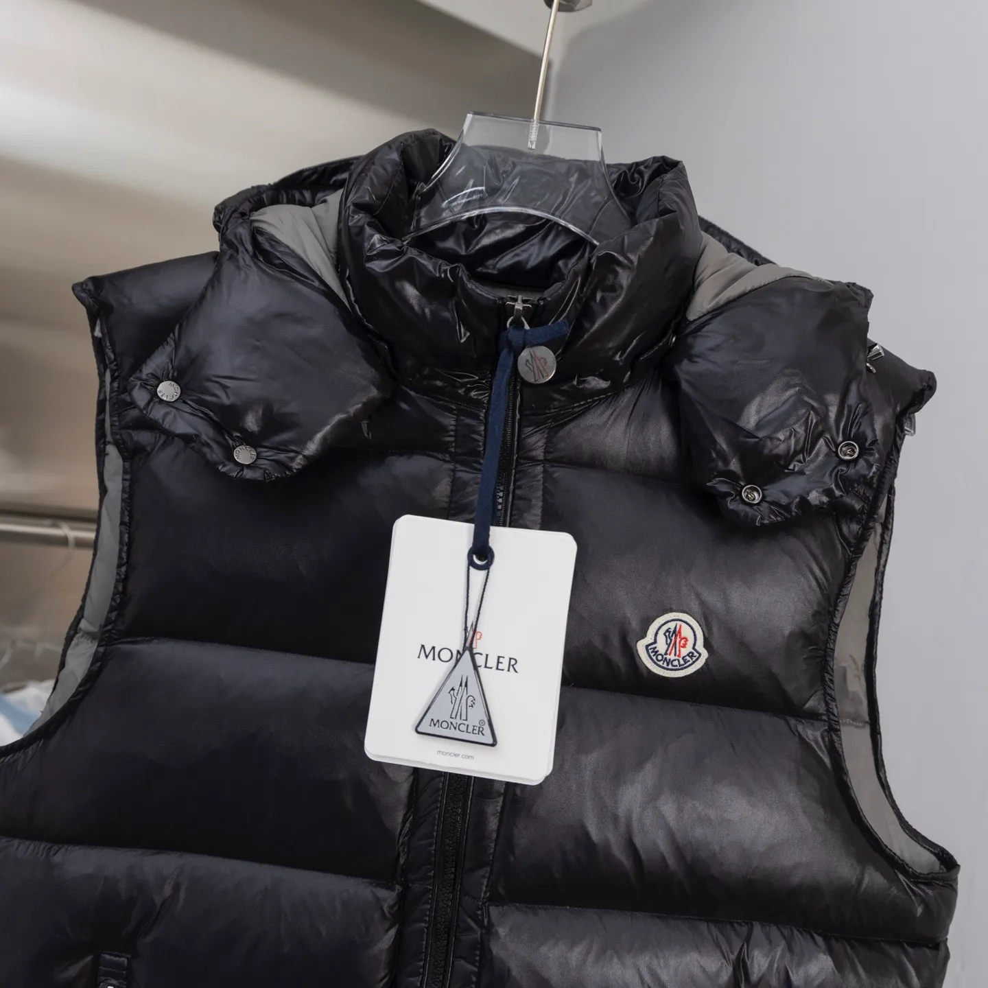 P570 2025 Autumn and Winter New Style🆕Down Jacket Top Purchasing Version𝐌𝐨𝐧𝐜𝐥𝐞𝐫 Mengkou Maya Classic Hooded Vest Top Top Genuine Exclusive Model‼ ️The inner-wearing tool for autumn and winter ❗️ A belated good product from the channel, basic style, can be worn alone or layered, it will have a more layered look! 1⃣️Gray nylon lining, full of down filling, international standard 90% white duck down + 10% feathers! High fluffiness and excellent warmth retention performance 👍 2⃣️The outer material is made of nylon fabric supplied by customers! Windproof and snowproof, with first-class feel and high density! It is not only breathable and comfortable to wear, but also has good anti-low temperature, anti-static and anti-wrinkle effects! 3⃣️The most classic and recognizable new stand-up collar design, with a detachable hood and brand logo embellishment, the upper body is very high-street style. 4⃣️The combination of zippers and hardware makes it more advanced! Electroplated hardware and two-way zipper fly can adjust the shape of the clothing and lock in temperature!