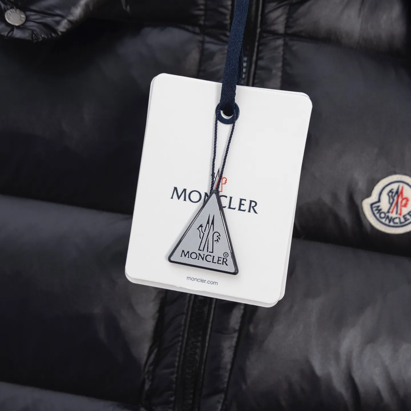 P570 2025 Autumn and Winter New Style🆕Down Jacket Top Purchasing Version𝐌𝐨𝐧𝐜𝐥𝐞𝐫 Mengkou Maya Classic Hooded Vest Top Top Genuine Exclusive Model‼ ️The inner-wearing tool for autumn and winter ❗️ A belated good product from the channel, basic style, can be worn alone or layered, it will have a more layered look! 1⃣️Gray nylon lining, full of down filling, international standard 90% white duck down + 10% feathers! High fluffiness and excellent warmth retention performance 👍 2⃣️The outer material is made of nylon fabric supplied by customers! Windproof and snowproof, with first-class feel and high density! It is not only breathable and comfortable to wear, but also has good anti-low temperature, anti-static and anti-wrinkle effects! 3⃣️The most classic and recognizable new stand-up collar design, with a detachable hood and brand logo embellishment, the upper body is very high-street style. 4⃣️The combination of zippers and hardware makes it more advanced! Electroplated hardware and two-way zipper fly can adjust the shape of the clothing and lock in temperature!