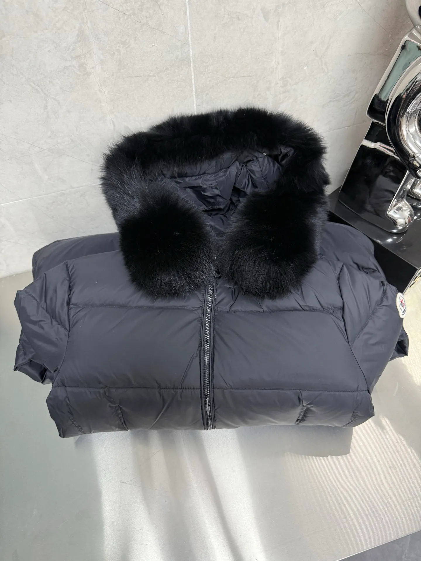 P1100 Moncler Boedic Long Women's Long Top Boedic long down combines exquisite materials and attention to details. Its timeless and elegant fashion design can provide you with a warm and caring wearing experience. The Boedic long down style features a waist-cinching belt to accentuate the feminine silhouette for a stylish winter look. Comfortable hood with rich fleece trim that can be easily removed to suit your mood and weather conditions Size: 1234