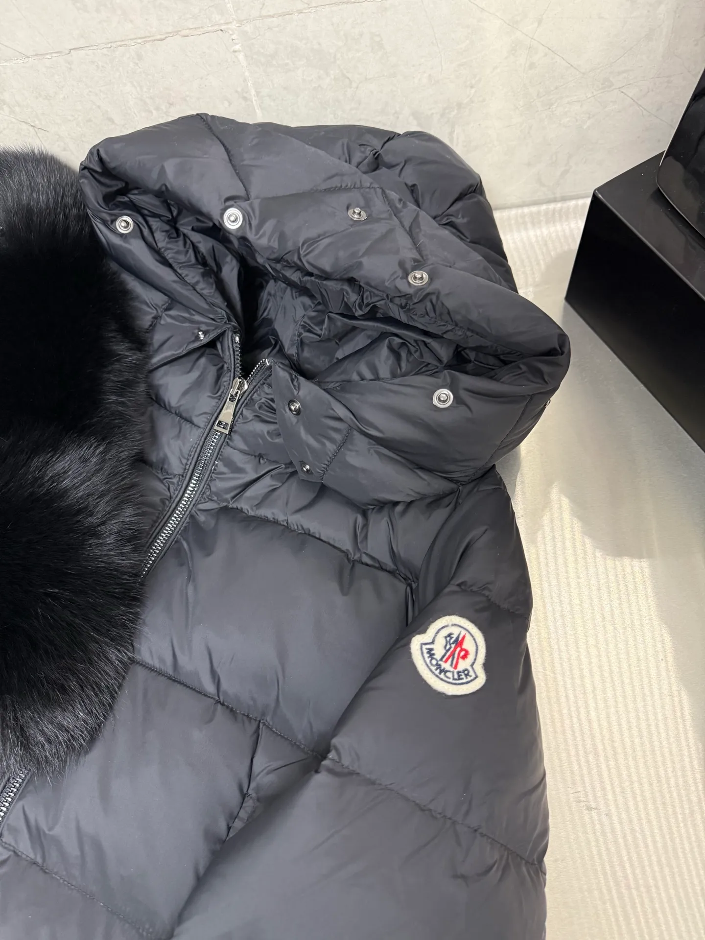 P1100 Moncler Boedic Long Women's Long Top Boedic long down combines exquisite materials and attention to details. Its timeless and elegant fashion design can provide you with a warm and caring wearing experience. The Boedic long down style features a waist-cinching belt to accentuate the feminine silhouette for a stylish winter look. Comfortable hood with rich fleece trim that can be easily removed to suit your mood and weather conditions Size: 1234