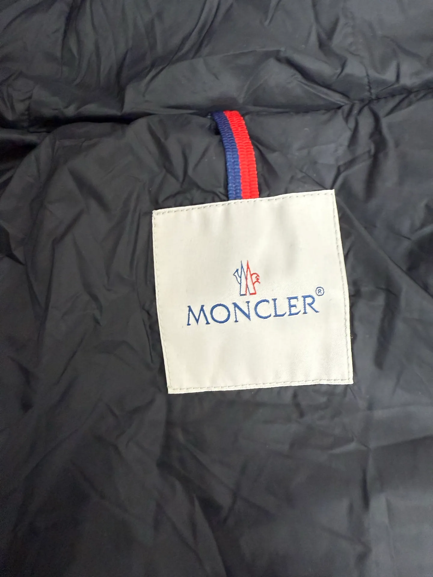 P1100 Moncler Boedic Long Women's Long Top Boedic long down combines exquisite materials and attention to details. Its timeless and elegant fashion design can provide you with a warm and caring wearing experience. The Boedic long down style features a waist-cinching belt to accentuate the feminine silhouette for a stylish winter look. Comfortable hood with rich fleece trim that can be easily removed to suit your mood and weather conditions Size: 1234
