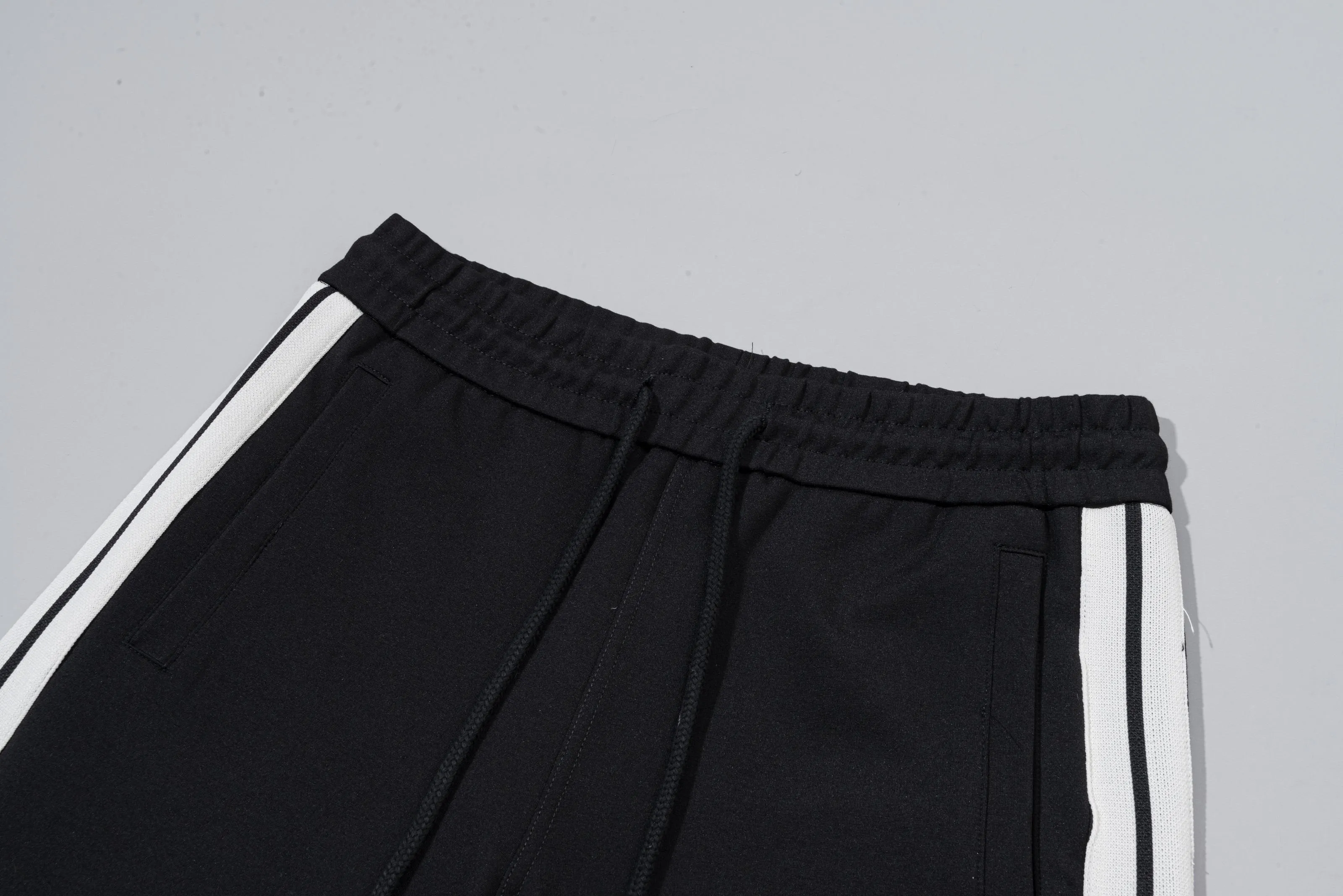 P230 MONCLER/muzzle Customized fabric suit casual sweatpants Simple side webbing splicing craftsmanship small chapter logo LOGO Official synchronization High version High quality Fashion personality Versatile trend Pure original quality Original fabric Hang tag Collar label Washed wheat Complete three standards Color: Black. Blue. Gray. Size: S-2XL