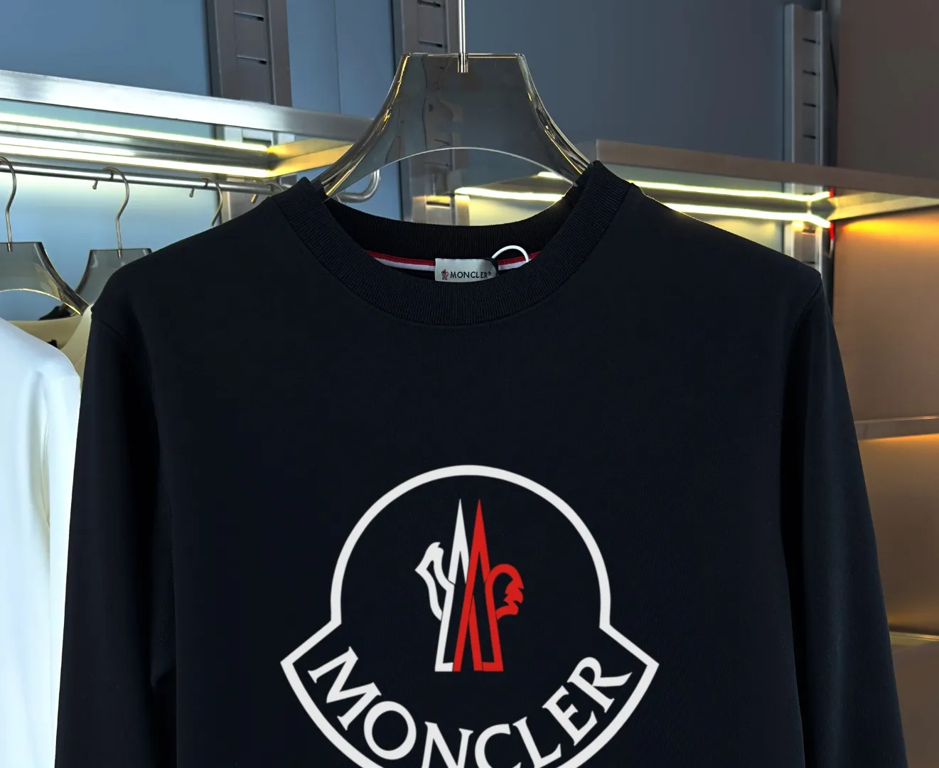 P210 high version sweatshirt) 📦With exclusive picture packaging📦 [Long-term ready stock] Upgraded version "Mobile phone smart sensor ~ NFC chip armband ~ Direct access to the official website anti-counterfeiting" 〖 𝐌𝐎𝐍𝐂𝐋𝐄𝐑 ~ Mouth covering〗 2025 new high quality, using 450g heavyweight fabric Different from the market currency, you can mix and match everything at will and you will be handsome😎The whole clothes is made of double waistcoats. The double waistcoats make the whole dress more three-dimensional. It is not an ordinary factory that can do such fine work. 2025 autumn and winter new style, on sale at the counter, exquisite printed round neck terry sweatshirt. High-end double-ply cotton. Customized stretch ribs are dyed in the same vat. Three standards are complete. It is matched with digital printing patterns and is very breathable. Same style for men and women. Color: black, white, apricot. Size: S M L XL 2XL