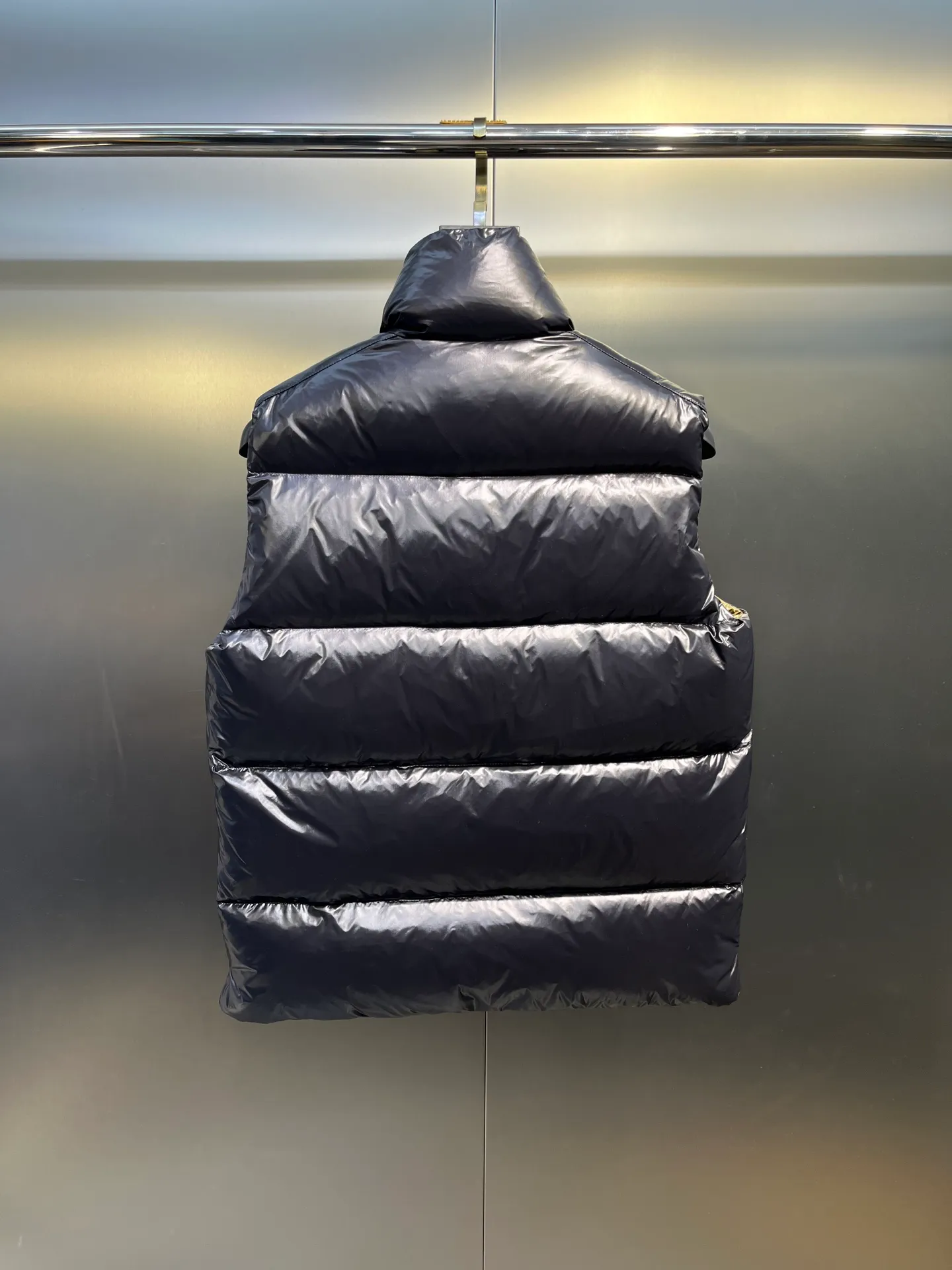 P640 moncler 🌟 Big logo vest two-color photo Moner Moncler's new early autumn product Lipsi men's down vest, interpreting Moner's classic design, is a must-have item for the seasonal wardrobe. Crafted from lightweight, functional lon laque fabric, it has a contrast lining for a lively look. Style number: Big label vest Size: 12345 Color: off-white black