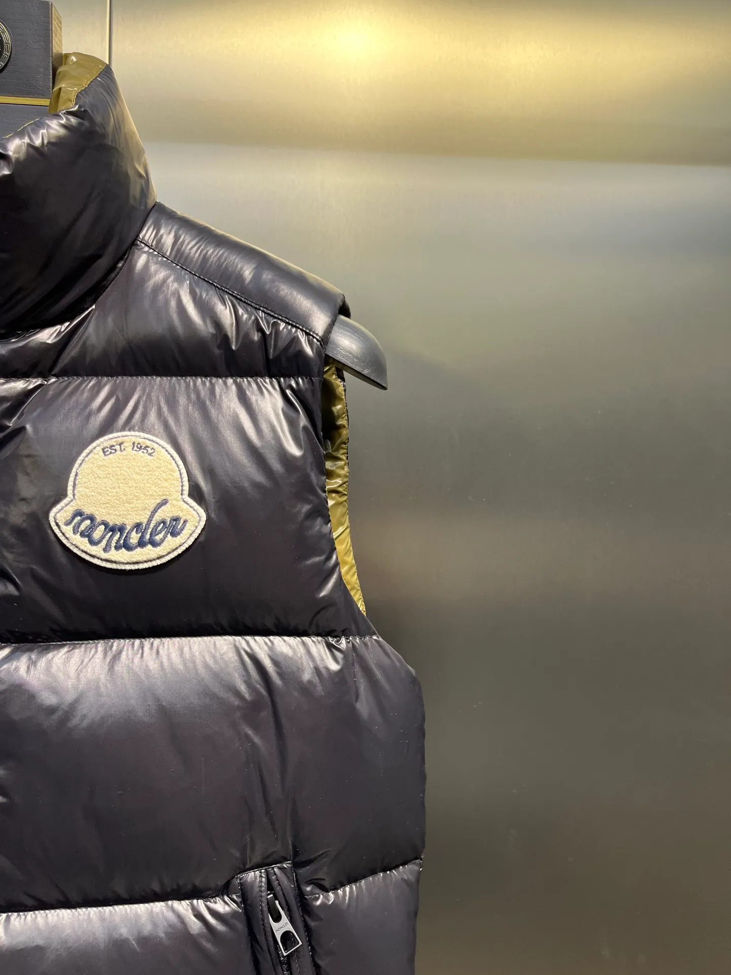 P640 moncler 🌟 Big logo vest two-color photo Moner Moncler's new early autumn product Lipsi men's down vest, interpreting Moner's classic design, is a must-have item for the seasonal wardrobe. Crafted from lightweight, functional lon laque fabric, it has a contrast lining for a lively look. Style number: Big label vest Size: 12345 Color: off-white black
