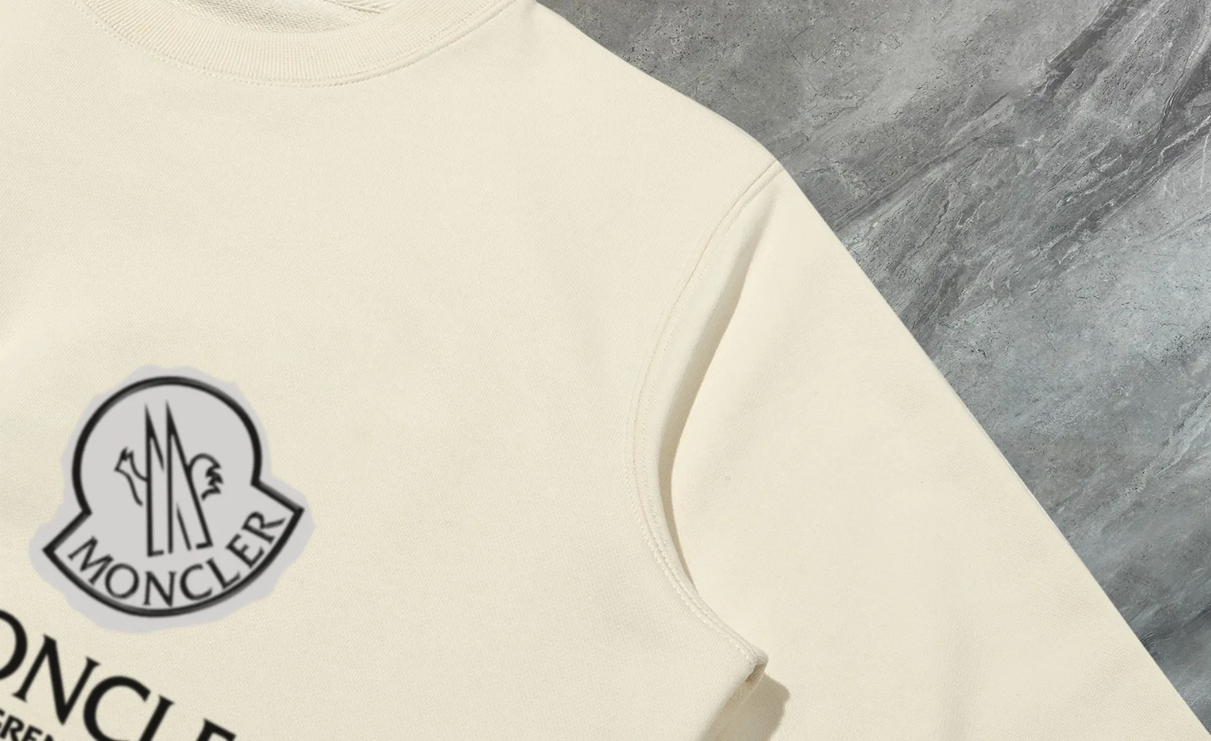 P210 High-version sweatshirt) [Long-term stock] 〖𝐌𝐎𝐍𝐂𝐋𝐄𝐑~Mask〗 Made of 440g heavy-weight fabric. It is different from the market currency. It can be matched with any variety and is properly handsome. 😎The whole dress is made of double waistcoats. The double waistcoats make the whole dress more three-dimensional. Not ordinary factories can do such fine work. 2025 Spring runway version of the T stage, on sale at the counter, round neck terry sweatshirt, high-end double-strand pure cotton, custom-made stretch ribs, dyed in the same vat, complete with three standards, matched with exquisite embroidered LOGO on the chest, simple and advanced, same style for men and women. Color: black, apricot, white, size: S M L XL 2XL