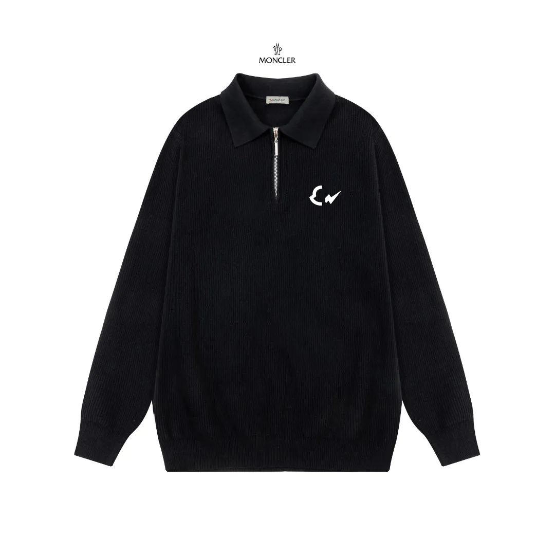 P250 Moncler masked zipper lapel sweater, the latest 2025 casual Polo wool sweater.  The texture is delicate, soft and comfortable, skin-friendly and warm, not easy to deform, simple and high-end style, and the logo on the chest is very exquisite and perfect! The upper body effect is very strong 👍 Color: black, gray Size: S-XL