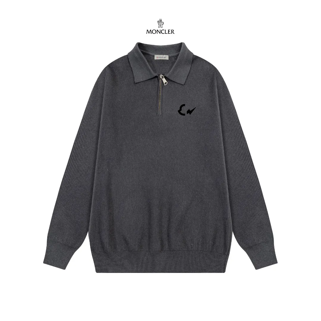 P250 Moncler masked zipper lapel sweater, the latest 2025 casual Polo wool sweater.  The texture is delicate, soft and comfortable, skin-friendly and warm, not easy to deform, simple and high-end style, and the logo on the chest is very exquisite and perfect! The upper body effect is very strong 👍 Color: black, gray Size: S-XL