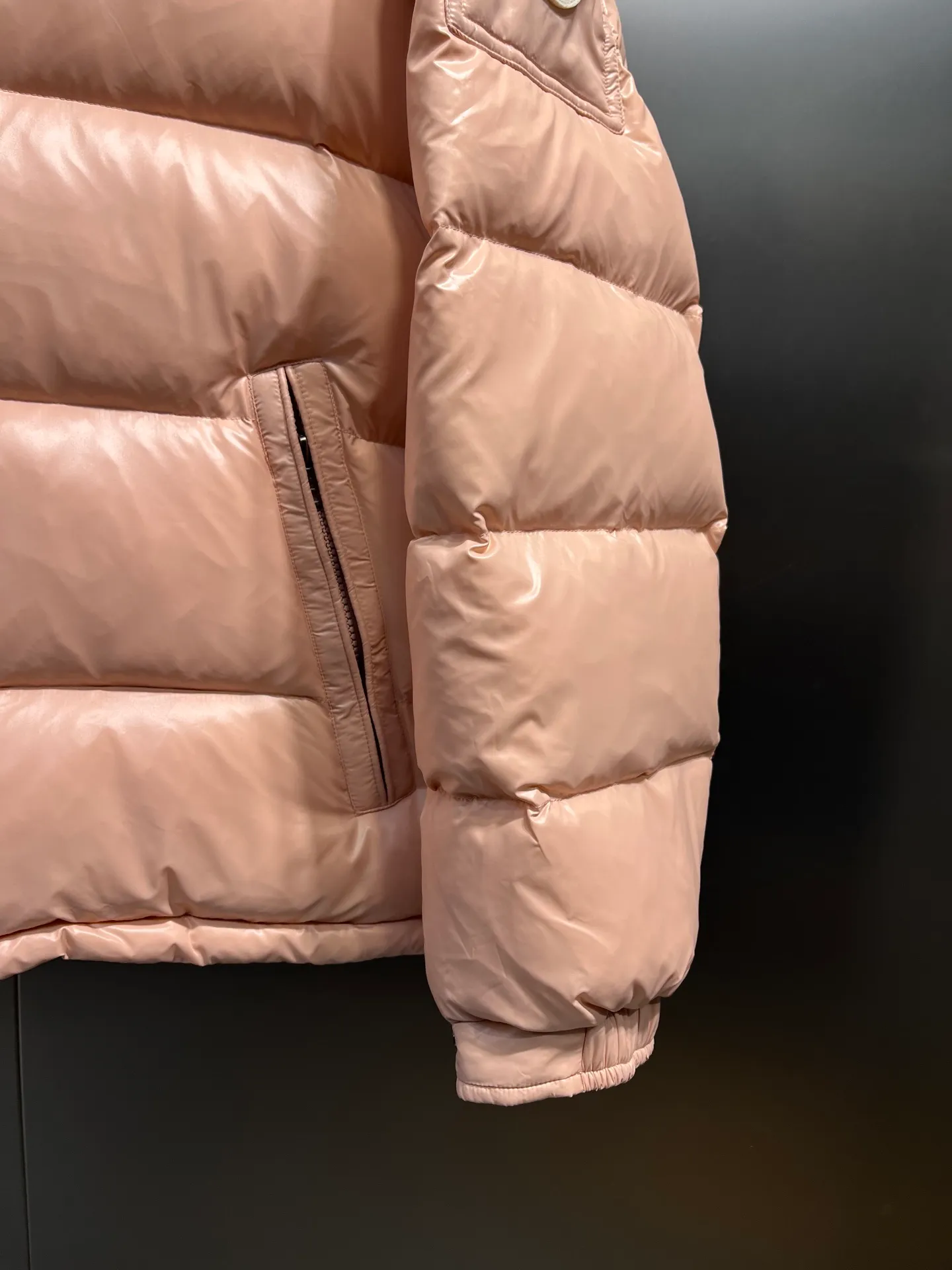 P700 𝗠𝗼𝗻𝗰𝗹𝗲𝗿 𝗠𝗮𝘆𝗮/ Moncler's top-quality Maya down jacket is a super hot style that you can't buy in winter. Eason Chan, Nicholas Tse, and Zhao Lusi have been wearing it one after another. They speak for themselves with their strength, a veteran-level style. This series is known for its fluffy bread style and glossy effect. It is the most popular series in the classic main line of the M family. Buying at the counter and from the official website is basically a matter of rush! Promise me to buy it soon! Just needed series! ! Don’t wait until winter when it’s hard to get one size: 123456