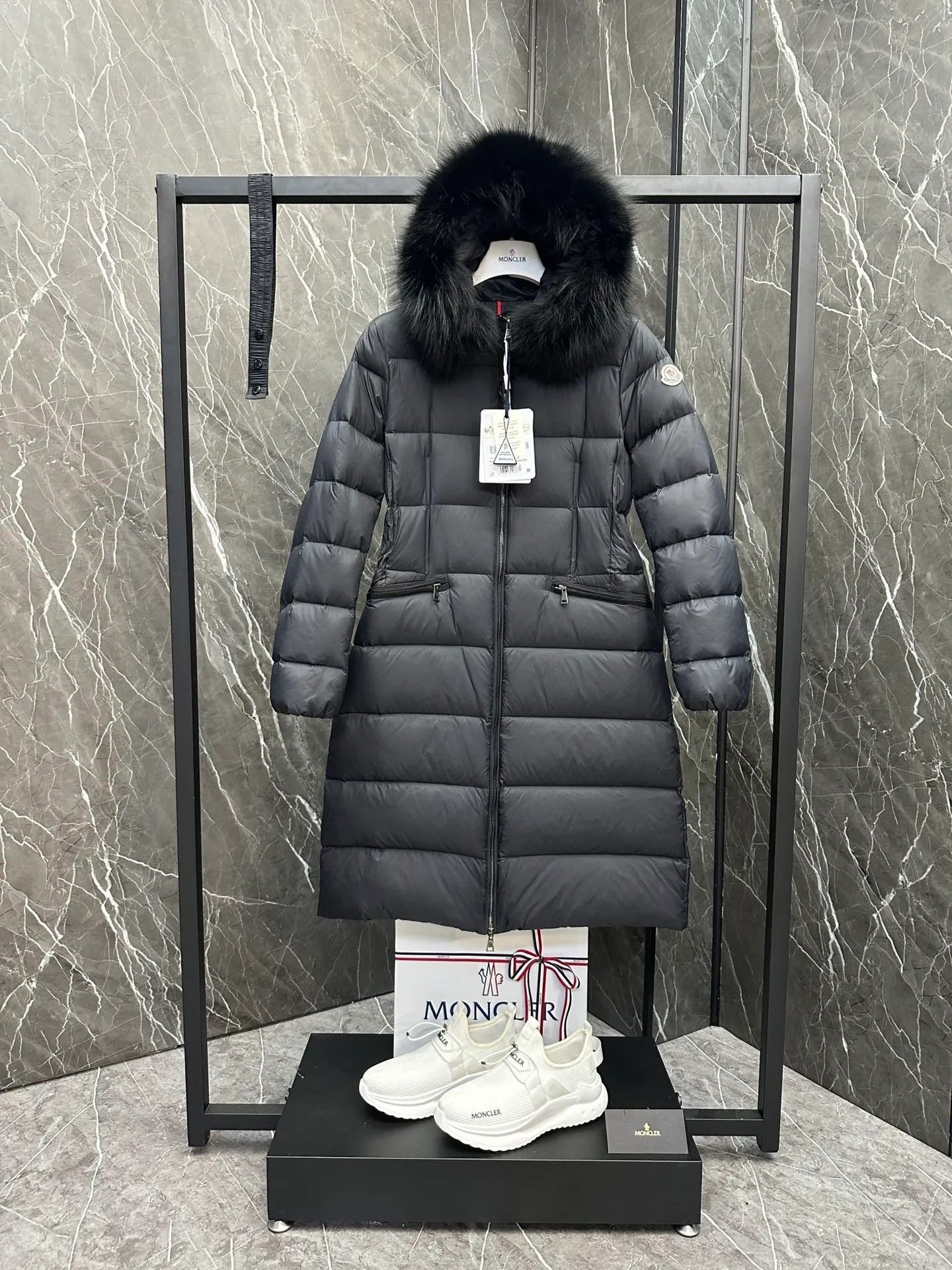 P1100 New Down ⬆️Moncler 2025 New Colors Boed Women's Long Down Jacket Jacket Boedic women's down jacket is made of longue saison fabric, embellished with fur trim, providing warm care. (⚠️Fox fur collar imported from Finland, of course the fur collar needs to be larger to look good) The Boed down jacket has a soft silhouette design and is equipped with a delicate belt to create a sophisticated and elegant winter look. Made of longue saison fabric with wool trim on the hood. Details •Made from longue saison fabric •Longue saison lining •Filled with down •Hood with removable fleece trim •Two-way zipper closure •Elasticated waistband with patented snap buttons •Zip closure lateral pockets with grosgrain piping •Adjustable elastic cuffs Size: 1-4 Women's
