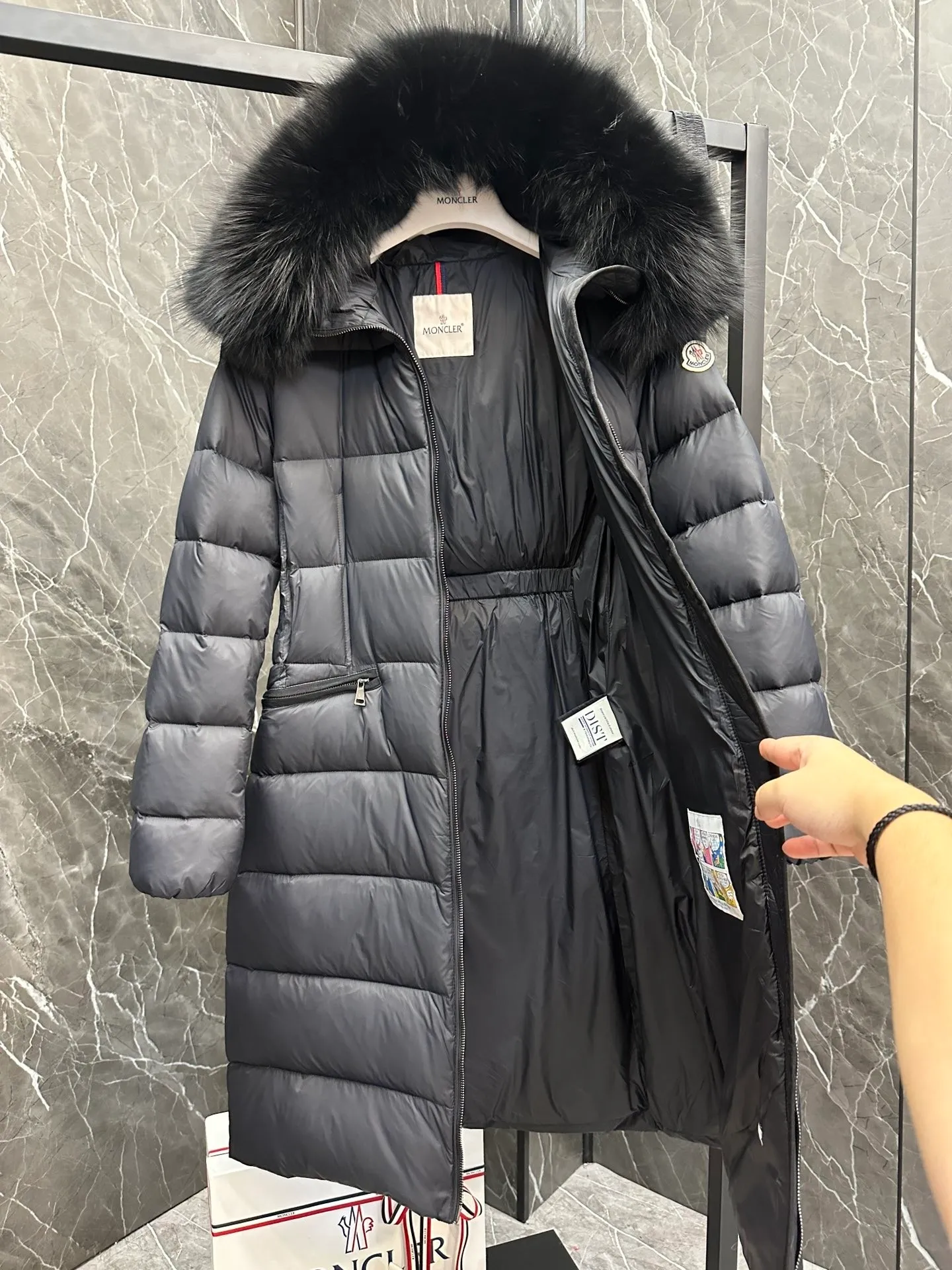 P1100 New Down ⬆️Moncler 2025 New Colors Boed Women's Long Down Jacket Jacket Boedic women's down jacket is made of longue saison fabric, embellished with fur trim, providing warm care. (⚠️Fox fur collar imported from Finland, of course the fur collar needs to be larger to look good) The Boed down jacket has a soft silhouette design and is equipped with a delicate belt to create a sophisticated and elegant winter look. Made of longue saison fabric with wool trim on the hood. Details •Made from longue saison fabric •Longue saison lining •Filled with down •Hood with removable fleece trim •Two-way zipper closure •Elasticated waistband with patented snap buttons •Zip closure lateral pockets with grosgrain piping •Adjustable elastic cuffs Size: 1-4 Women's