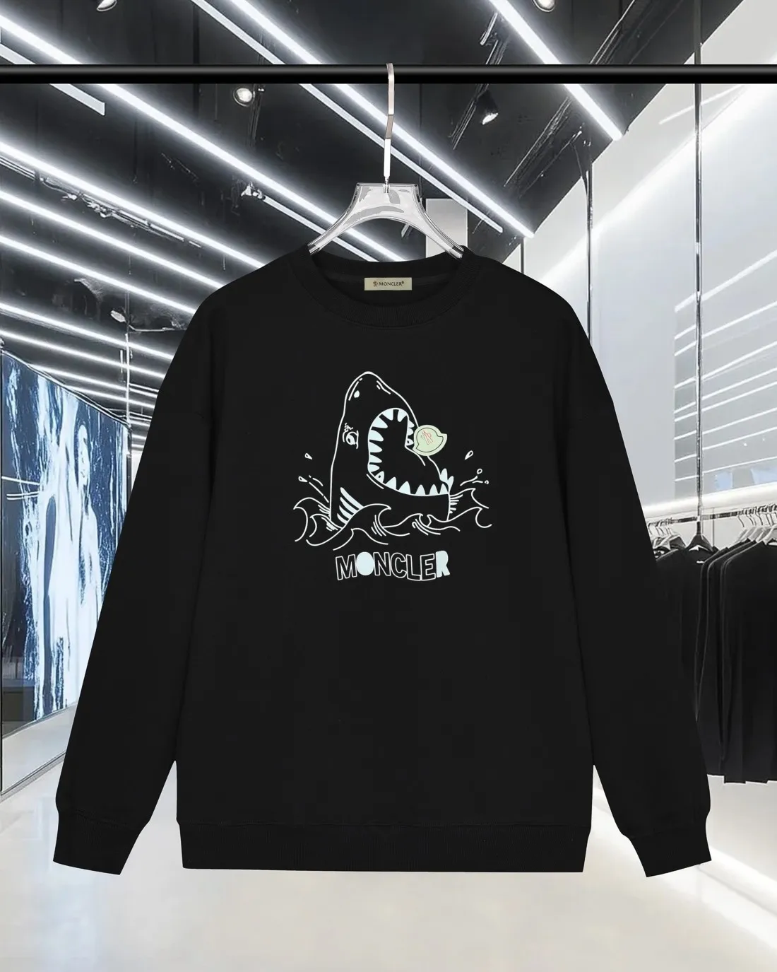 P220 (shipped the next day) MONCLER/Mongolian 2025Fw new autumn and winter 400g pullover round neck long-sleeved sweatshirt Shark🦈 small badge letter logo embossed technology same style for men and women brand classic pure cotton fabric official synchronization high version high quality fashion personality versatile trend pure original quality original fabric hang tag collar label washed wheat three labels complete Color: black. white. Size: S-XL