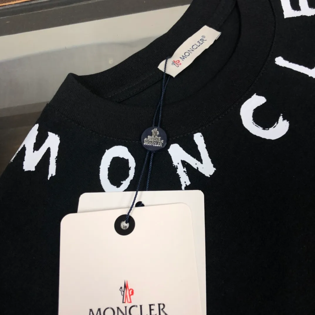 P160 🔥MONCLER New model of Mongolian mouth, customized high-end ready-to-wear! Fashionable and trendy casual short-sleeved T-shirt, gentle, soft, delicate and soft, skin-friendly on the upper body, comfortable and cool, the brand letters on the neckline are fashionable and full of vitality! A fashionable and versatile must-have! Color: black white Size: S～XL (loose version, please state your height and weight when placing an order)