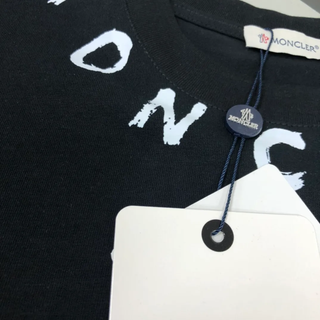 P160 🔥MONCLER New model of Mongolian mouth, customized high-end ready-to-wear! Fashionable and trendy casual short-sleeved T-shirt, gentle, soft, delicate and soft, skin-friendly on the upper body, comfortable and cool, the brand letters on the neckline are fashionable and full of vitality! A fashionable and versatile must-have! Color: black white Size: S～XL (loose version, please state your height and weight when placing an order)
