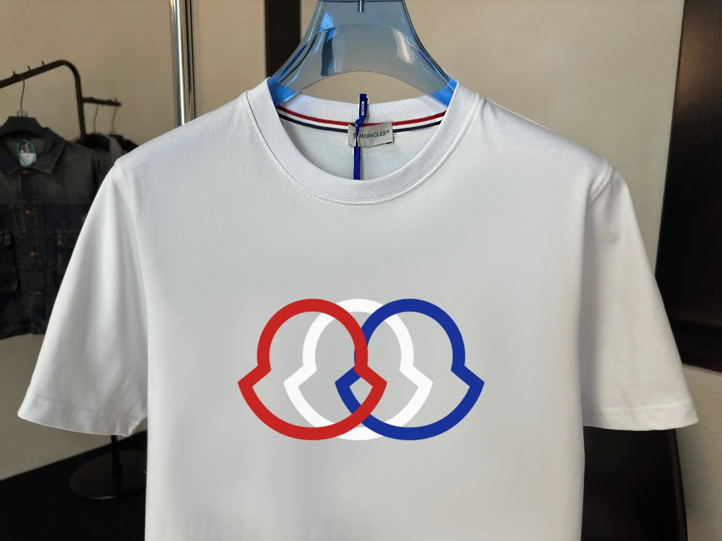 P140 Upgraded version "Mobile phone smart sensor ~ NFC chip armband ~ Direct access to the official website for anti-counterfeiting" "Moncler ~ Mouth Mouth" 2025 new high-quality round neck short-sleeved T-shirt. The cuffs have imported embroidered labels. Customized dyeing, very comfortable to touch. Super versatile and good-looking short-sleeved. Complete with three labels. Non-market ordinary version. Feel free to compare. Quality is absolutely guaranteed! ‼ First of all, this original fabric is all custom-woven with 32-count double yarn fabric, 250G, and the weight is the same‼ Fine workmanship, double waistcoat method, double waistcoat method, double waistcoat method makes the whole dress more three-dimensional, which is not a craft that ordinary T-shirts can achieve🤪 Size: S-M-L-XL-2XL Color: black, white, apricot, same style for men and women