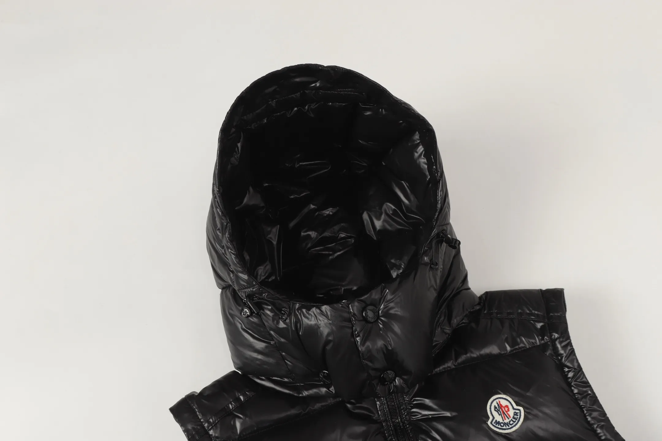 P420 Top real shot, differentiated currency] 𝗠𝗼𝗻𝗰𝗲𝗿/Mask Down Vest Style number: Hot model The Maya/Maya down vest, a collection of Moncler archives that has been awaited for a year, maya down vest is made of iconic shiny lacquered nylon, with high-performance details to provide warmth and protection. This Moncler classic piece is equipped with a detachable hood to enhance the protective performance of the overall design. •NFC chip anti-counterfeiting •Made of lacquered nylon •Painted nylon •Filled with down •Detachable hood •Zipper closure •Outer pocket with zipper closure •Elastic drawstring at the hem The detachable hood gives this down vest more matching options. Toray glossy outer material is provided by customers. 15D nylon fabric/lining is of the highest standard. The fabric feels smooth and has a very textured feel. The entire down jacket has four layers of fabric in total, and the two inner layers are made of the best 400D liner cloth and woolen! It is filled with imported European standard 90% white duck down, with high fluffiness, high gram weight and down content. The feel is excellent in all aspects. You can hardly feel the hair stalks, and you don’t have to worry about the velvet problem. It can effectively lock in and collect heat. You can feel its plump state by looking at the real photos. It is quite light on the upper body and does not feel bloated at all. Double zipper pockets on both sides, No. 5 resin zipper closure method; soft and not stuck; there is no problem in putting a mobile phone card holder! The resin zipper blocks the wind; it blocks the cold wind in the cold winter! Original durable accessories and hardware ~ all made to order! It shows the aura of big brands everywhere, highlights the high-end style and quality, is simple and elegant, and looks good no matter how you wear it. Mengkou has been focusing on production for 8 years. The perfect combination of every link ensures the smoothness of each piece of clothing. It is the Rolls-Royce of down jackets~ Color: Black Size: 1-2-3-4-5