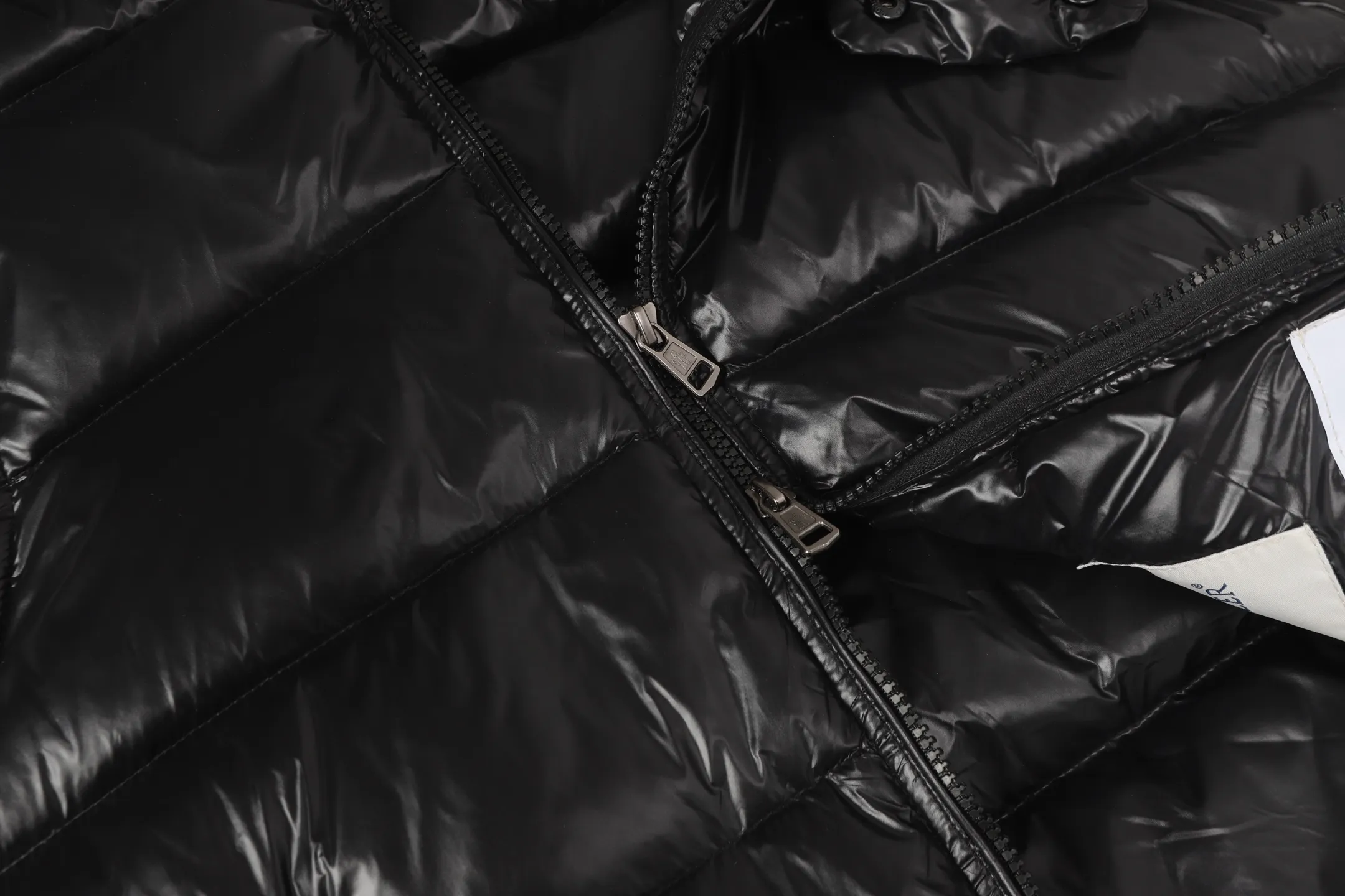 P420 Top real shot, differentiated currency] 𝗠𝗼𝗻𝗰𝗲𝗿/Mask Down Vest Style number: Hot model The Maya/Maya down vest, a collection of Moncler archives that has been awaited for a year, maya down vest is made of iconic shiny lacquered nylon, with high-performance details to provide warmth and protection. This Moncler classic piece is equipped with a detachable hood to enhance the protective performance of the overall design. •NFC chip anti-counterfeiting •Made of lacquered nylon •Painted nylon •Filled with down •Detachable hood •Zipper closure •Outer pocket with zipper closure •Elastic drawstring at the hem The detachable hood gives this down vest more matching options. Toray glossy outer material is provided by customers. 15D nylon fabric/lining is of the highest standard. The fabric feels smooth and has a very textured feel. The entire down jacket has four layers of fabric in total, and the two inner layers are made of the best 400D liner cloth and woolen! It is filled with imported European standard 90% white duck down, with high fluffiness, high gram weight and down content. The feel is excellent in all aspects. You can hardly feel the hair stalks, and you don’t have to worry about the velvet problem. It can effectively lock in and collect heat. You can feel its plump state by looking at the real photos. It is quite light on the upper body and does not feel bloated at all. Double zipper pockets on both sides, No. 5 resin zipper closure method; soft and not stuck; there is no problem in putting a mobile phone card holder! The resin zipper blocks the wind; it blocks the cold wind in the cold winter! Original durable accessories and hardware ~ all made to order! It shows the aura of big brands everywhere, highlights the high-end style and quality, is simple and elegant, and looks good no matter how you wear it. Mengkou has been focusing on production for 8 years. The perfect combination of every link ensures the smoothness of each piece of clothing. It is the Rolls-Royce of down jackets~ Color: Black Size: 1-2-3-4-5