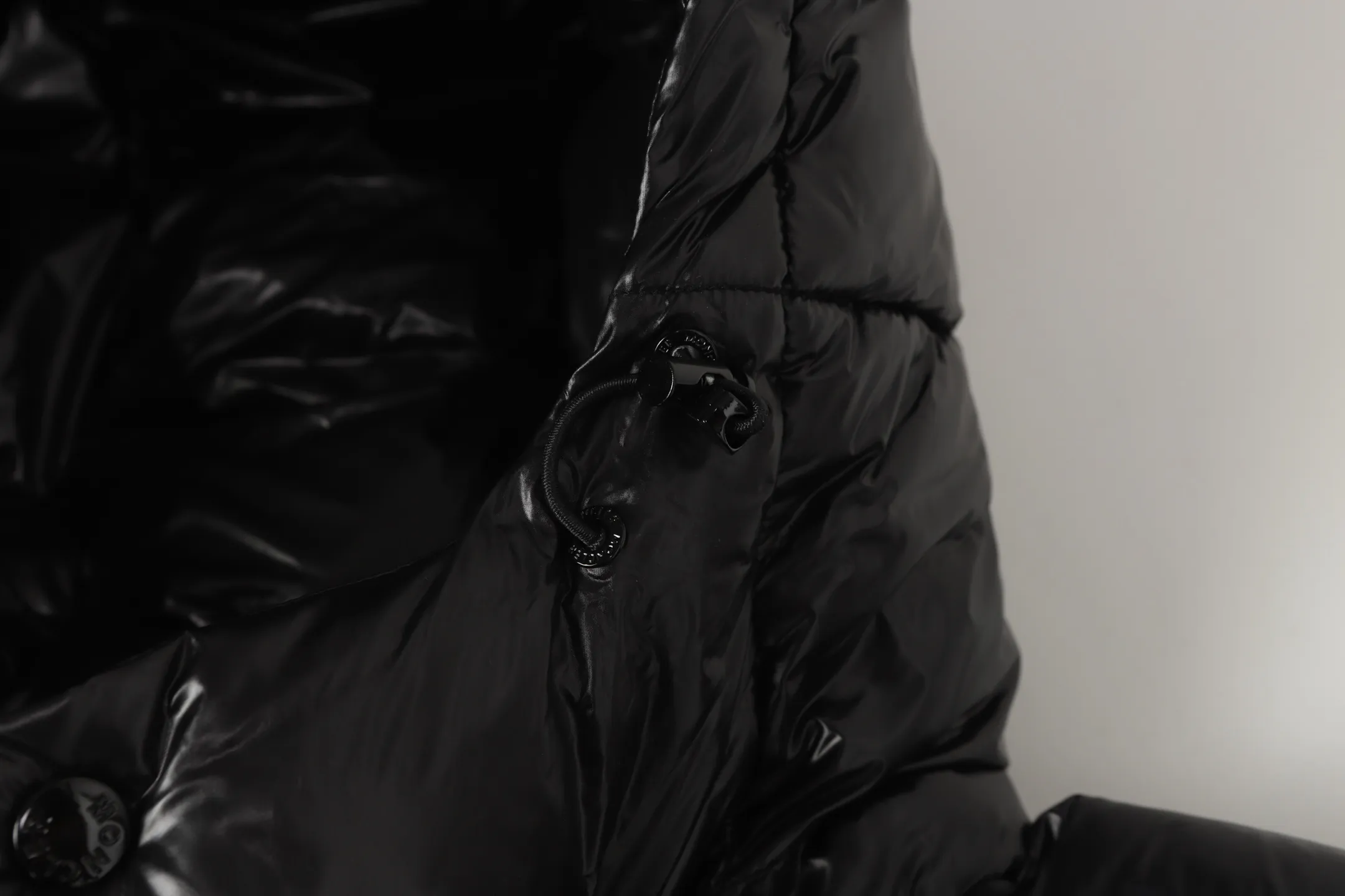 P420 Top real shot, differentiated currency] 𝗠𝗼𝗻𝗰𝗲𝗿/Mask Down Vest Style number: Hot model The Maya/Maya down vest, a collection of Moncler archives that has been awaited for a year, maya down vest is made of iconic shiny lacquered nylon, with high-performance details to provide warmth and protection. This Moncler classic piece is equipped with a detachable hood to enhance the protective performance of the overall design. •NFC chip anti-counterfeiting •Made of lacquered nylon •Painted nylon •Filled with down •Detachable hood •Zipper closure •Outer pocket with zipper closure •Elastic drawstring at the hem The detachable hood gives this down vest more matching options. Toray glossy outer material is provided by customers. 15D nylon fabric/lining is of the highest standard. The fabric feels smooth and has a very textured feel. The entire down jacket has four layers of fabric in total, and the two inner layers are made of the best 400D liner cloth and woolen! It is filled with imported European standard 90% white duck down, with high fluffiness, high gram weight and down content. The feel is excellent in all aspects. You can hardly feel the hair stalks, and you don’t have to worry about the velvet problem. It can effectively lock in and collect heat. You can feel its plump state by looking at the real photos. It is quite light on the upper body and does not feel bloated at all. Double zipper pockets on both sides, No. 5 resin zipper closure method; soft and not stuck; there is no problem in putting a mobile phone card holder! The resin zipper blocks the wind; it blocks the cold wind in the cold winter! Original durable accessories and hardware ~ all made to order! It shows the aura of big brands everywhere, highlights the high-end style and quality, is simple and elegant, and looks good no matter how you wear it. Mengkou has been focusing on production for 8 years. The perfect combination of every link ensures the smoothness of each piece of clothing. It is the Rolls-Royce of down jackets~ Color: Black Size: 1-2-3-4-5