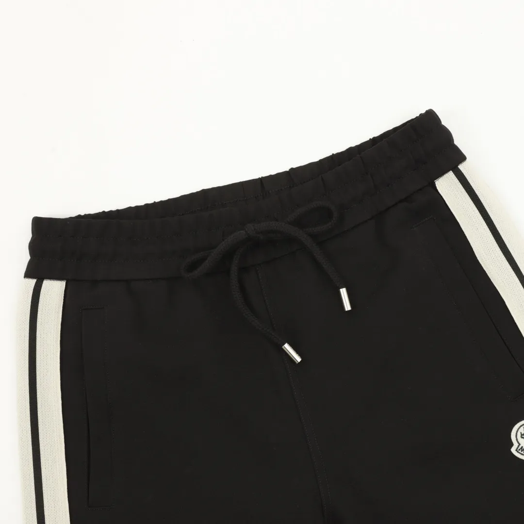 P460 Moncler/Mask 25FW classic side webbing trousers are differentiated from the market currency, the same style for men and women, new aesthetically inspired and interesting design, high-quality channel nature. It makes the overall design more elegant and fashionable. It is the hottest series this summer and is sought after by countless celebrities and fashionistas. The neat details of the cutting process add color to the playful fashion! The neat and meticulous design, and the well-fitting structure is unique. The upper body not only has outstanding recognition, but also looks younger and younger. A style that has the ultimate wearing meaning and performance, with gorgeous color combinations, the craftsmanship of this style must be extremely extraordinary, and the upper body comfort is definitely strong enough, which is also a manifestation of the essence of luxury! It is soft and thin, has an extremely alluring touch, and is very breathable. It is especially suitable for spring and summer wear. It is a comfortable wearing experience. The details and the craftsmanship of the webbing are perfect, giving it a more high-end feel!  Color: Black Size: S-XL