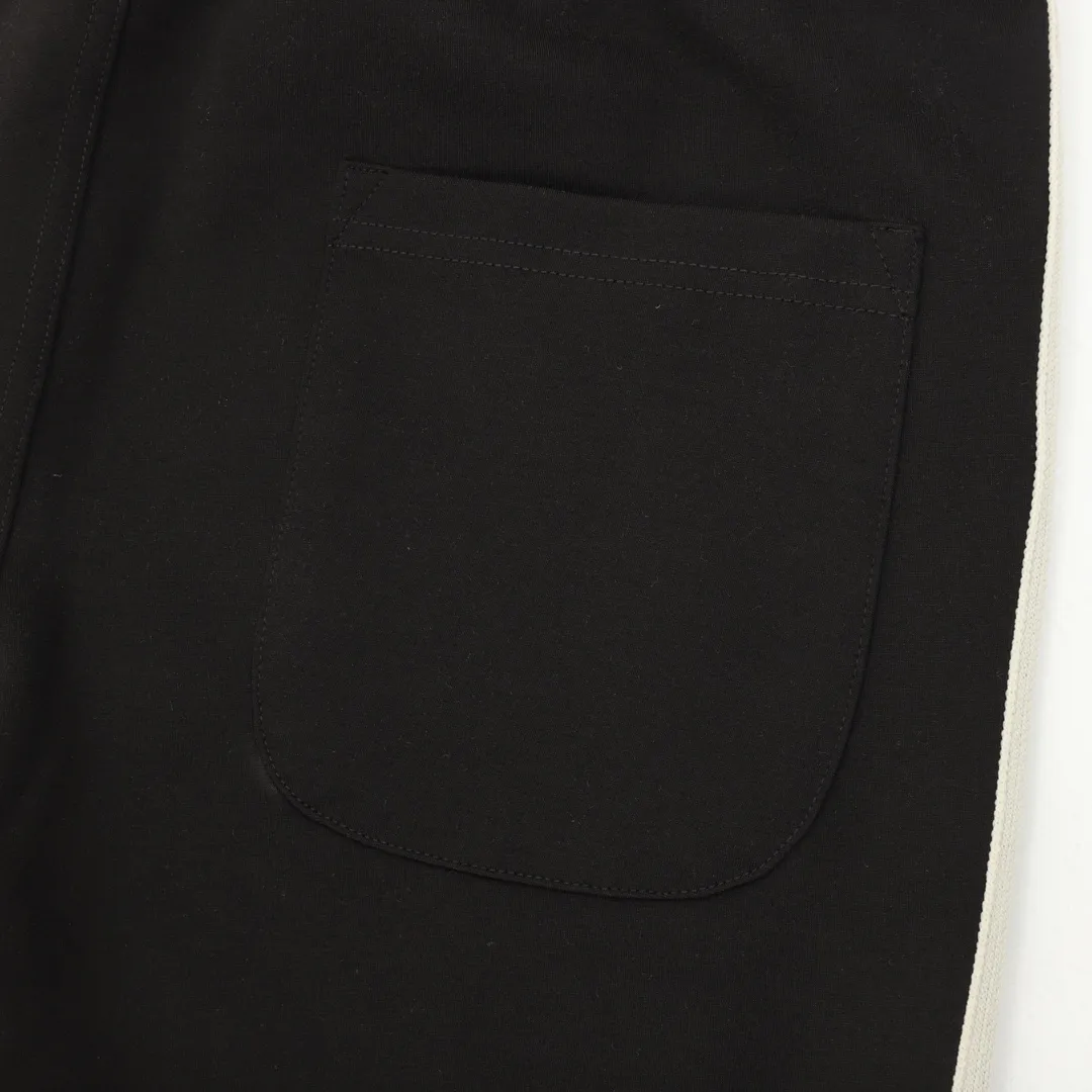 P460 Moncler/Mask 25FW classic side webbing trousers are differentiated from the market currency, the same style for men and women, new aesthetically inspired and interesting design, high-quality channel nature. It makes the overall design more elegant and fashionable. It is the hottest series this summer and is sought after by countless celebrities and fashionistas. The neat details of the cutting process add color to the playful fashion! The neat and meticulous design, and the well-fitting structure is unique. The upper body not only has outstanding recognition, but also looks younger and younger. A style that has the ultimate wearing meaning and performance, with gorgeous color combinations, the craftsmanship of this style must be extremely extraordinary, and the upper body comfort is definitely strong enough, which is also a manifestation of the essence of luxury! It is soft and thin, has an extremely alluring touch, and is very breathable. It is especially suitable for spring and summer wear. It is a comfortable wearing experience. The details and the craftsmanship of the webbing are perfect, giving it a more high-end feel!  Color: Black Size: S-XL