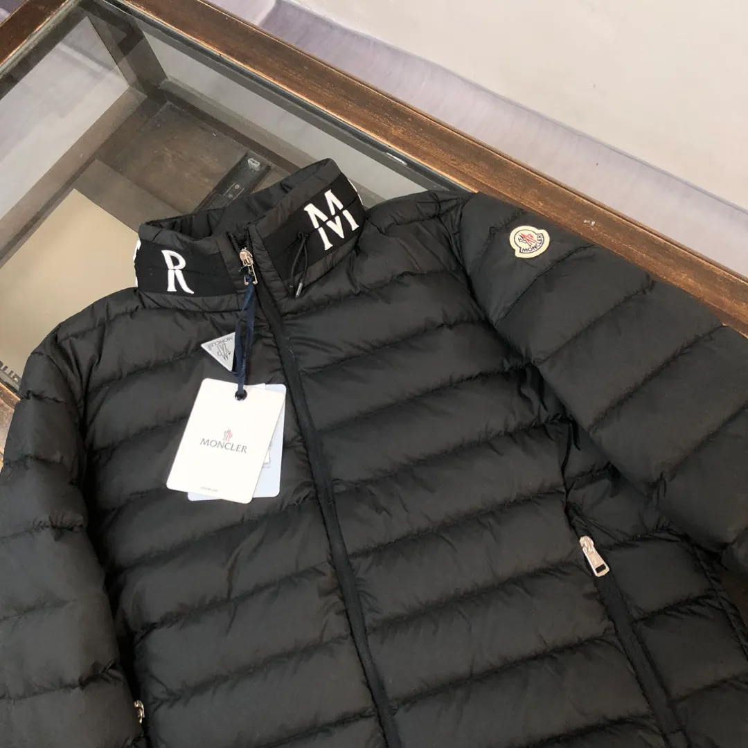 P820 ​​Black real shot ✦ MONCLER Men's and Women's Unisex Stand Collar Down Jacket (Hidden Hat) Hot Sale at the Counter! New styles of down are available for autumn and winter 💥 New styles are emerging in an endless stream, with heavy embroidery of English letters on the collar, custom thread design on the cuffs, 90 white duck down, ultra-fine tailoring, and the accessories and hardware are also meticulous. We just want to bring good products to everyone 😎 Color: black white Size: 1-5 (M ~ 3XL)