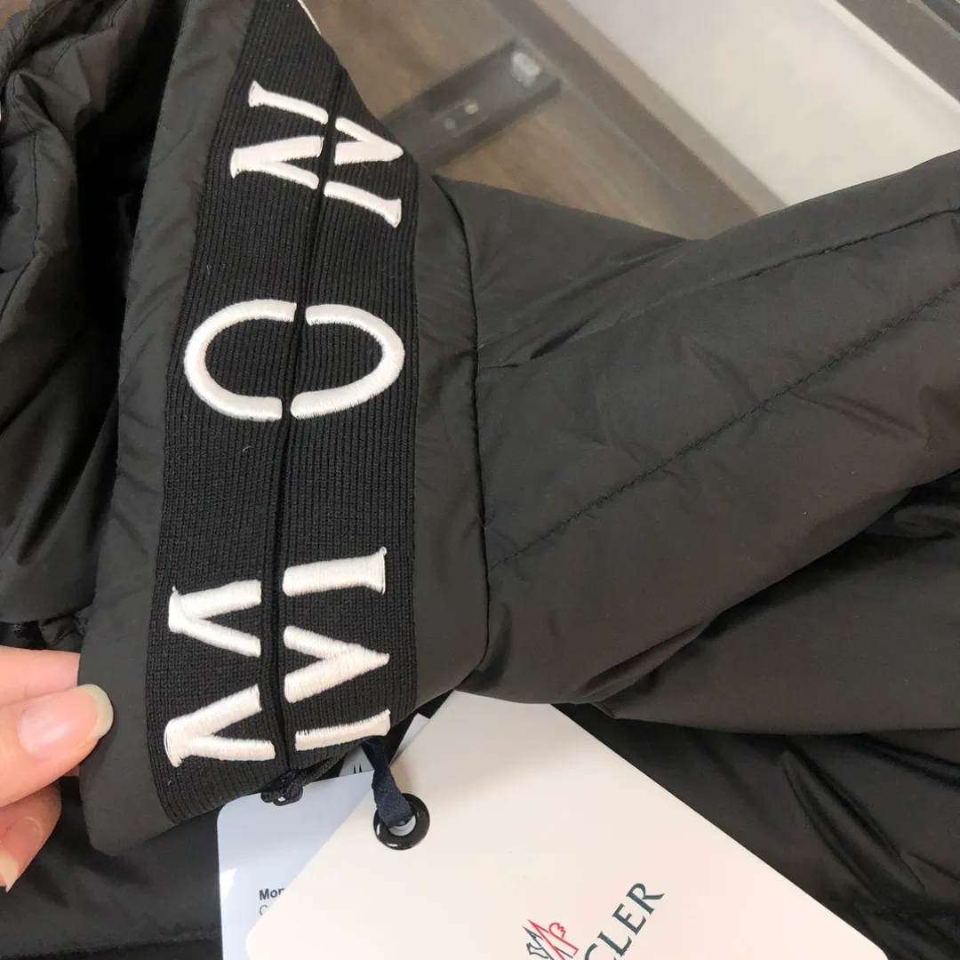 P820 ​​Black real shot ✦ MONCLER Men's and Women's Unisex Stand Collar Down Jacket (Hidden Hat) Hot Sale at the Counter! New styles of down are available for autumn and winter 💥 New styles are emerging in an endless stream, with heavy embroidery of English letters on the collar, custom thread design on the cuffs, 90 white duck down, ultra-fine tailoring, and the accessories and hardware are also meticulous. We just want to bring good products to everyone 😎 Color: black white Size: 1-5 (M ~ 3XL)
