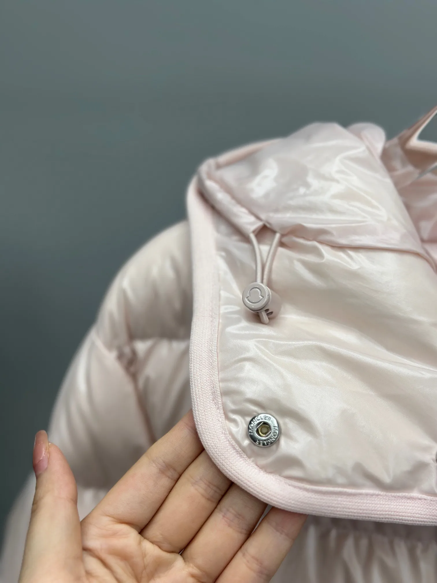 P980 Moncler muzzled Barante women's short hooded down jacket, huge slim waisted down jacket, adopts nylon oil wax leather micro-wrinkle technology, which makes the whole dress show a high-end effect while being fashionable and easy to take care of. The detailed hardware is a new model and the same color is simple. The upper body is elegant, clean, slimming, age-reducing, fashionable, not bloated and warm. Color: cherry blossom pink, cream white, cool black, size: 1-2-3-4