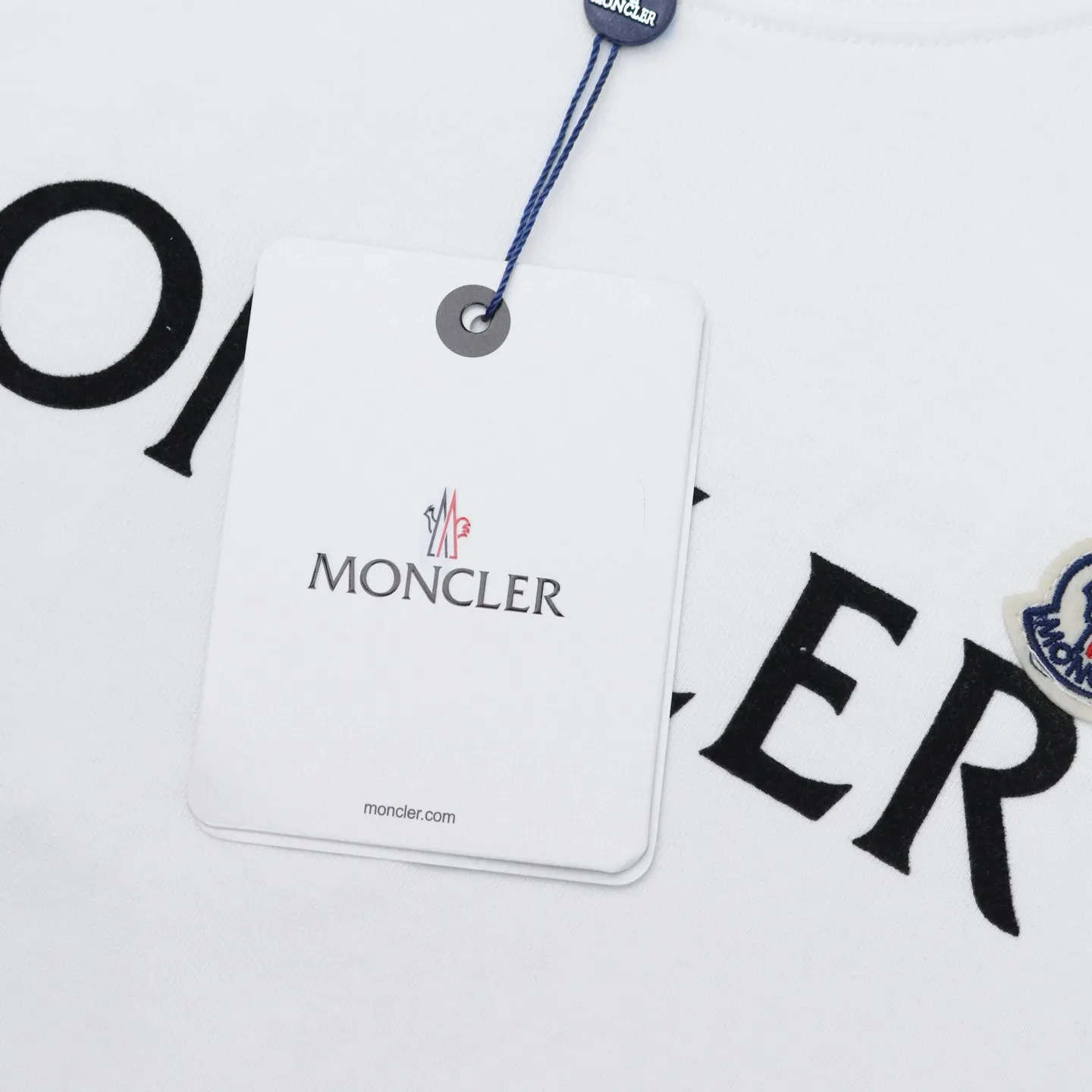 P136 Style No.: 841 〈MONCLER〉The price of the hood is actually quite advantageous. Those who have been to the counters should know that the price of the hood is not much cheaper than that of Gucci Burberry. It is just relatively low-key and unwilling to hype. It is a picture that you want to buy or not. It has an arrogant existence... Exclusively customized 270 grams of 32-count double yarn smooth cotton. The texture is very soft and comfortable. 100% different from the top fabrics in the market (does not shrink, deform, or pill). Matched with 320g 1*1 thread (the thread of the fabric is dyed in the same vat, no color difference, the thread is not easy to deform) Color: Black White Royal Blue Burgundy Code Number: S-XL