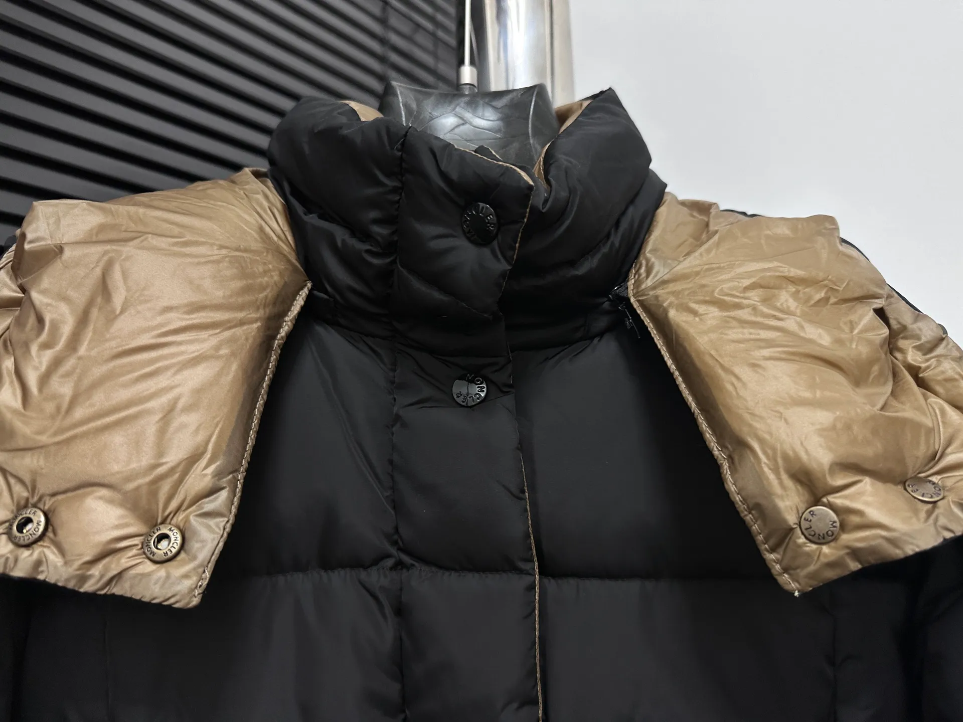 P920 [Moncler] New product Agneux waist-cinching black gold hooded short women's model Agneux down combines protective fabrics and exquisite textures. Short fit in functional nylon with a glossy satin finish. Paired with a nipped-in waist design, it outlines a feminine silhouette. Code number: 0 1 2 3