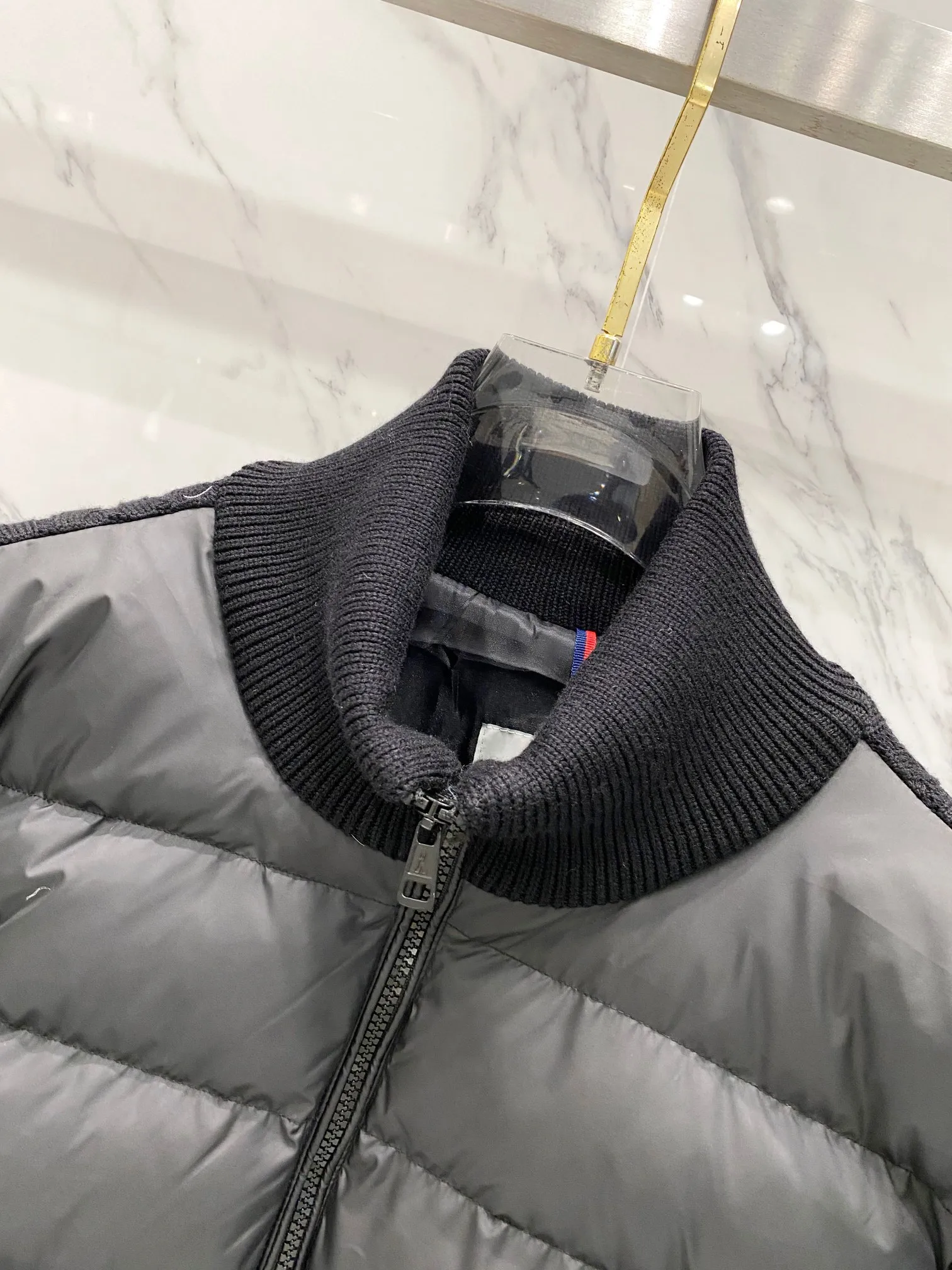 P640 Moncler Moncler new winter stand-up collar wool knitted splicing down jacket, fully lined, windproof and warm, official website synchronization, same style for men and women, made of 90 white duck down, the upper body of the whole dress is light, comfortable, simple, luxurious, exquisite and versatile, a high-end luxury down jacket item, a style with outstanding temperament, made in classic college style The knitted part is 37 wool spliced, and the soft and elegant knitted sleeve splicing design adds to the unique luxury retro style. The classic LOGO craftsmanship on the sleeves perfectly highlights the brand performance and recognition of this style. Stand-up collar design Fitted straight version, zipper closure, M knitted spliced down jacket front width 90 velvet filling, splicing is made of wool, sleeves are decorated with patch badges, stand-up collar zipper closure, double side pocket design is practical and convenient❗️ The overall shape configuration is also biased toward slimming to create an upper body that can better modify the lines and beauty of the body shape. The hands and feet naturally have a sense of high-end accent. The sleeves are made of knitted material, which has both comfort and style, elegance and nobility. The stitching uses the first line and then separated velvet filling technology. The craftsmanship is very sophisticated and there is no velvet running! The four-layer inner liner further reduces the possibility of velvet lining on the inside! It truly locks the down and the temperature! High-quality down! European standard 90 down standard! There is no choice in fill power, down filling, and feel! You can hardly feel the lint, let alone worry about velvet problem. Produced by a large factory, with original hardware and accessories, and fine workmanship! The men's and women's same-style patchwork knitted quilted down stand-collar jacket is on sale simultaneously on the official website!  Color: Black Gray Size: S-2XL