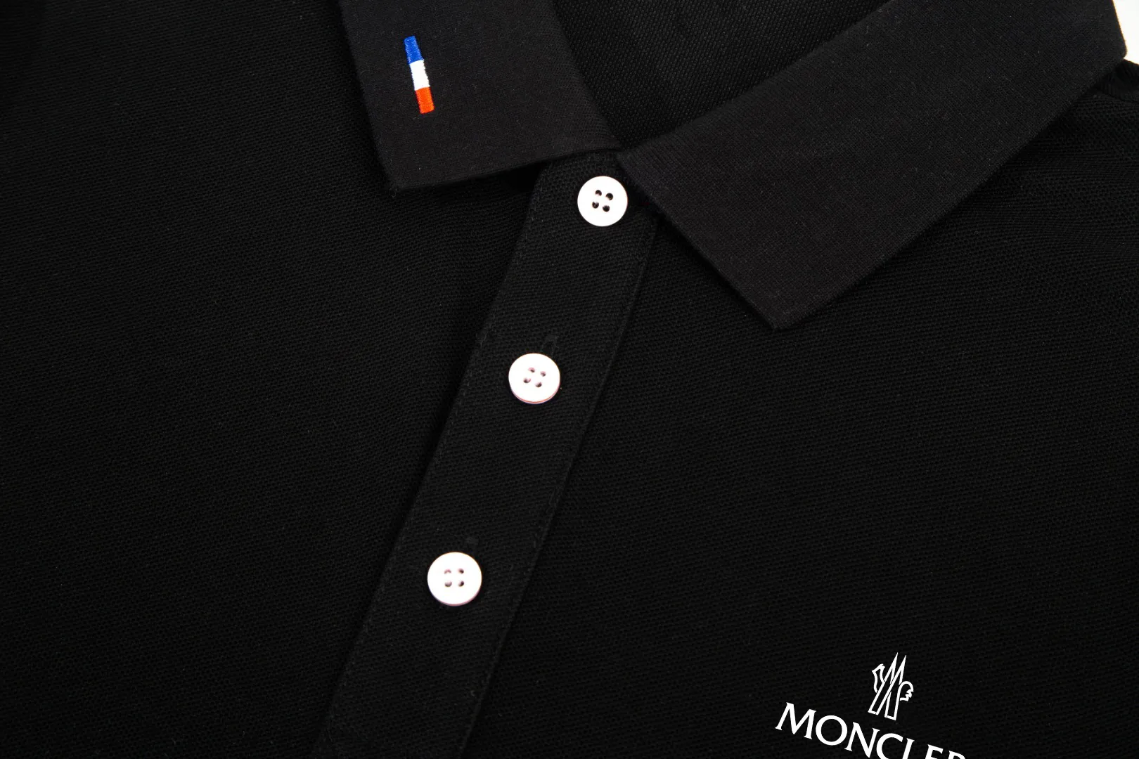 P210 Moncler official website lapel long-sleeved Polo shirt.  A simple yet refined T-shirt. The best item to create a modern and elegant look. Excellent channel product! Customer-supplied Piquet porous fiber pique cotton fabric, which can be called a "breathing fabric."  The unparalleled texture is inseparable from the exquisite materials used in craft tailoring. The craft knitted quilted design makes the hand feel extremely smooth and delicate without any roughness. The original logo design is more luxurious and noble. The upper body is comfortable and classy. The hand feels very smooth and soft. It can be easily controlled regardless of business, fashion or leisure. The age span is very large, which conforms to the trendy and practical dressing customs. It is the first choice for senior urban fashion people.  Black/white/Tibetan orchid Size: M~3XL