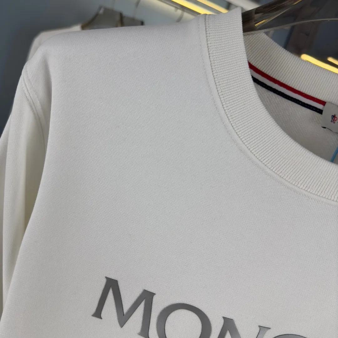 P210 High-version sweatshirt) [Long-term stock] 〖𝐌𝐎𝐍𝐂𝐋𝐄𝐑~Mask〗 Made of 440g heavy-weight fabric. It is different from the market currency. It can be matched with any variety and is properly handsome. 😎The whole dress is made of double waistcoats. The double waistcoats make the whole dress more three-dimensional. Not ordinary factories can do such fine work. 2025 Spring runway version of the T stage, on sale at the counter, round neck terry sweatshirt, high-end double-strand pure cotton, custom-made stretch ribs, dyed in the same vat, complete with three standards, matched with exquisite embroidered LOGO on the chest, simple and advanced, same style for men and women. Color: black, apricot, white, size: S M L XL 2XL
