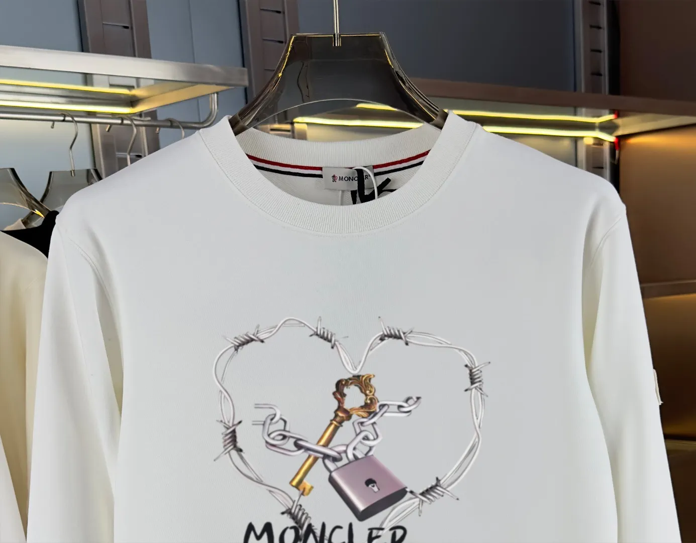P210 High-version sweatshirt) [Long-term stock] 〖𝐌𝐎𝐍𝐂𝐋𝐄𝐑~Mask〗 Made of 440g heavy-weight fabric. It is different from the market currency. It can be matched with any variety and is properly handsome. 😎The whole dress is made of double waistcoats. The double waistcoats make the whole dress more three-dimensional. Not ordinary factories can do such fine work. 2025 Spring runway version of the T stage, on sale at the counter, round neck terry sweatshirt, high-end double-strand pure cotton, custom-made stretch ribs, dyed in the same vat, complete with three standards, matched with exquisite embroidered LOGO on the chest, simple and advanced, same style for men and women. Color: black, apricot, white, size: S M L XL 2XL