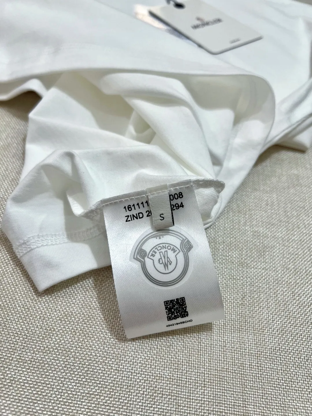 P190 Meng Mou·Moncler MONCLER is new, FW autumn and winter new long-sleeved T-shirt, with 0.7cm soft glue embossed large logo on the official website, matching details, three-needle threading process, made of 280g double yarn pure cotton fabric, imported woven thread, and the collar is bone-wrapped and wrapped to prevent deformation. , the fabric is soft and breathable, processed by high-temperature pre-shrinking process at the factory, scan the code and touch the NCF washable mark for identification, the details are in place, the upper body is simple and beautiful, the European size version, loose and suitable, a must-have for the autumn and winter base layer outer wardrobe, color: black, white, size XS-L (L size can wear 200 pounds)